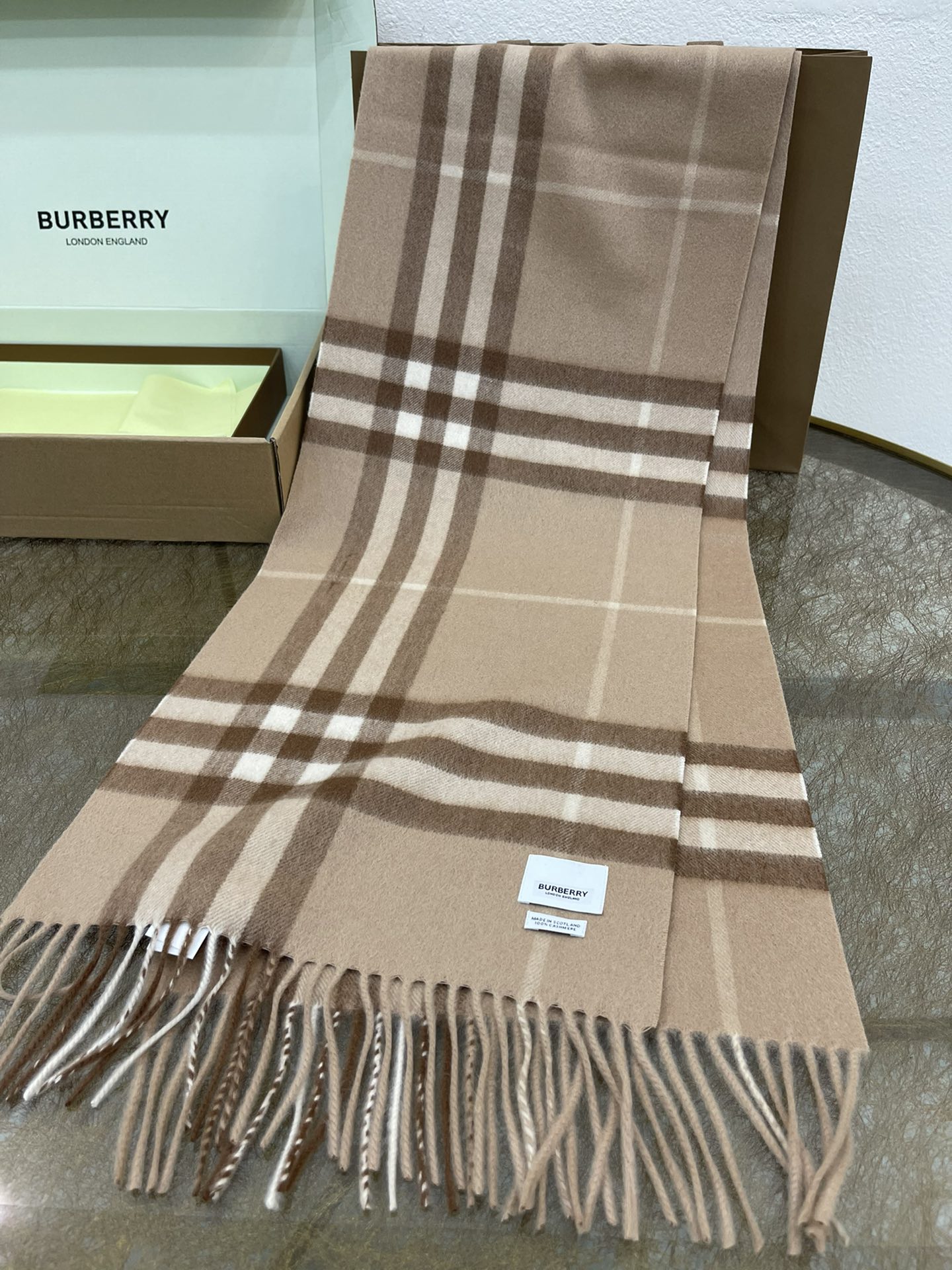 Burberry巴宝莉经典格纹羊绒围巾