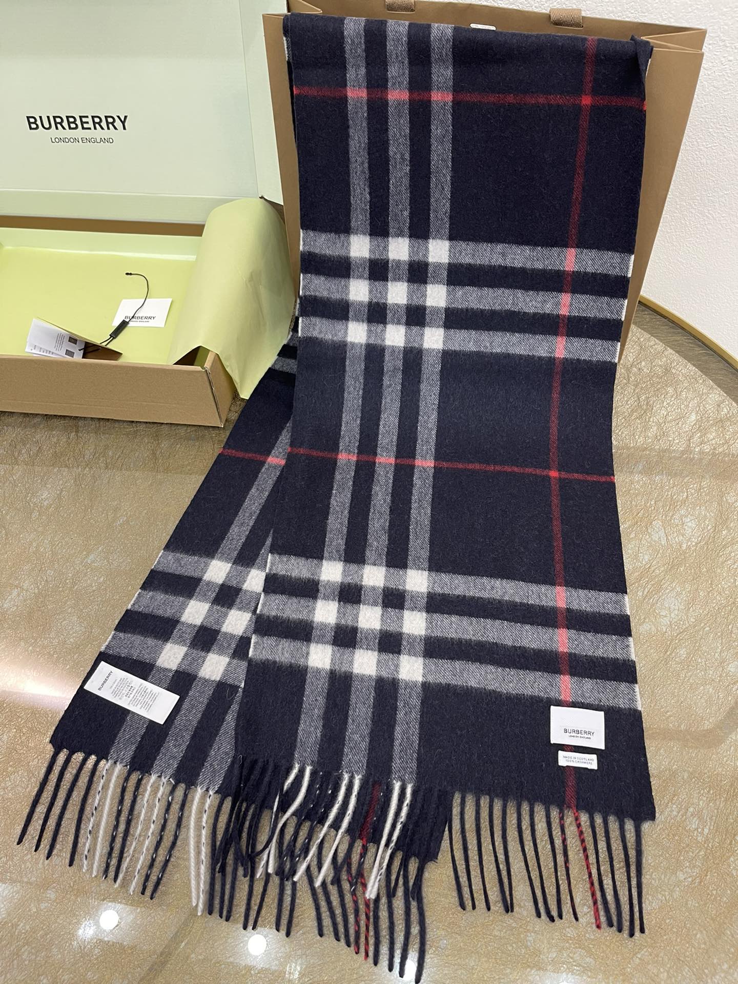 Burberry巴宝莉经典格纹羊绒围巾