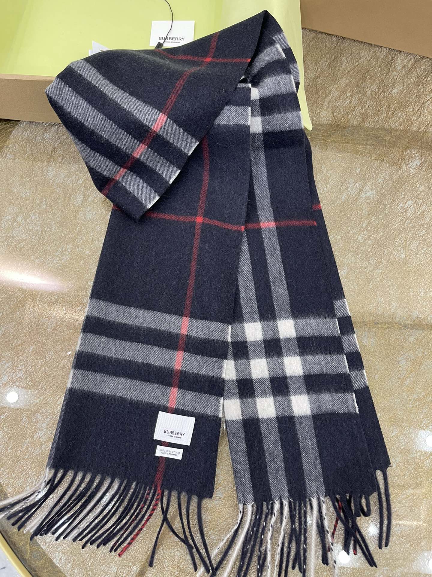 Burberry巴宝莉经典格纹羊绒围巾