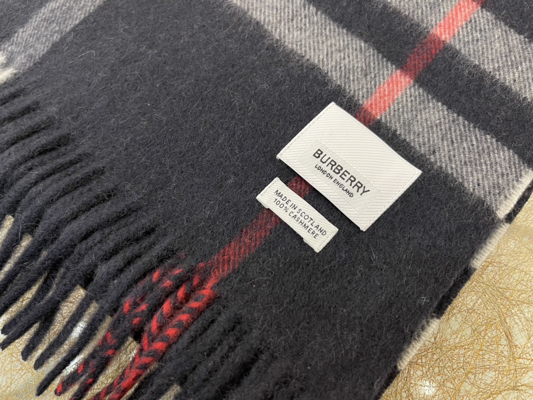 Burberry巴宝莉经典格纹羊绒围巾