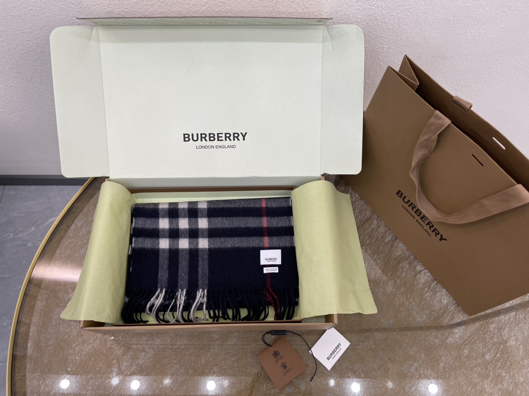 Burberry巴宝莉经典格纹羊绒围巾