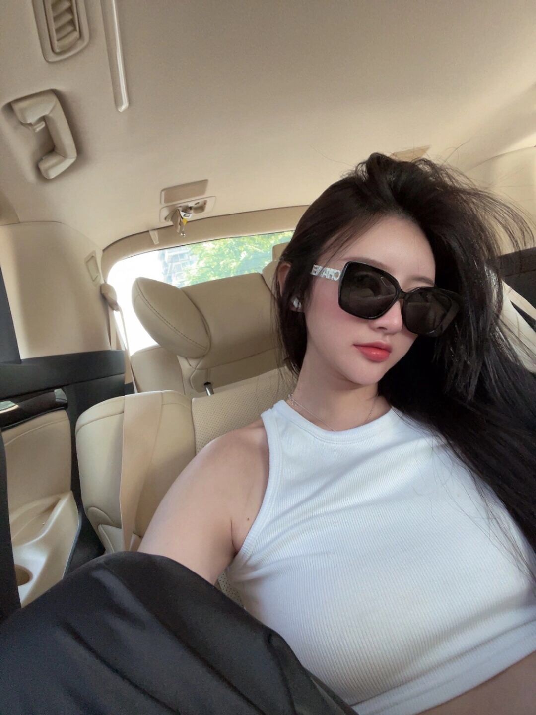 CHANEL法式赫本风\n高版本偏光镜片✔️\n镜腿logo上镶嵌水钻设计简洁时尚抚媚动人高贵优雅不挑脸型，上脸非常舒适尺寸：53口17-1451650453