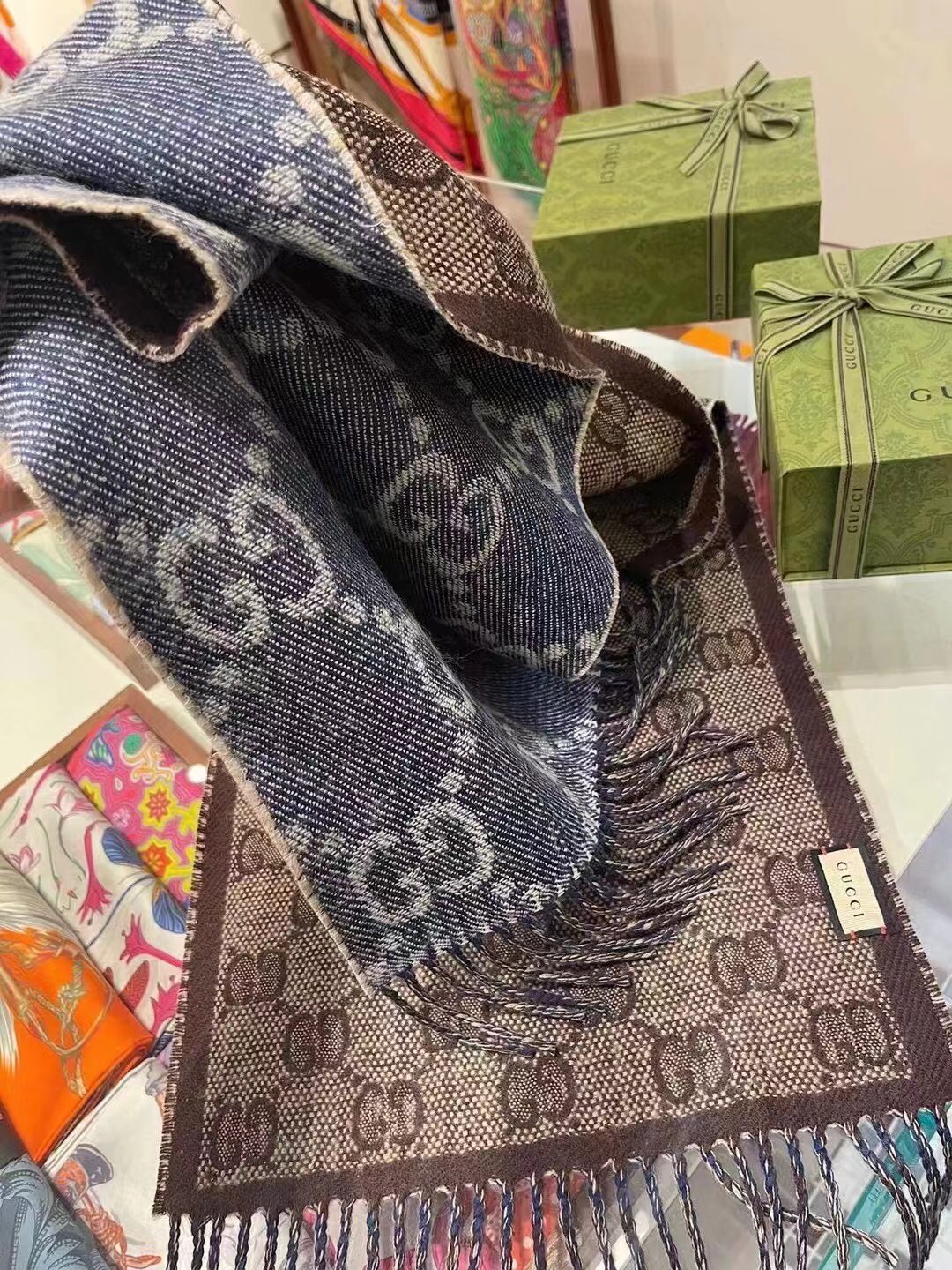 💟上新💞这款柔软的提花羊毛围巾正反两面都饰有GG图案，灵动而又不失俏皮。双G字母交织图案源自20世纪70