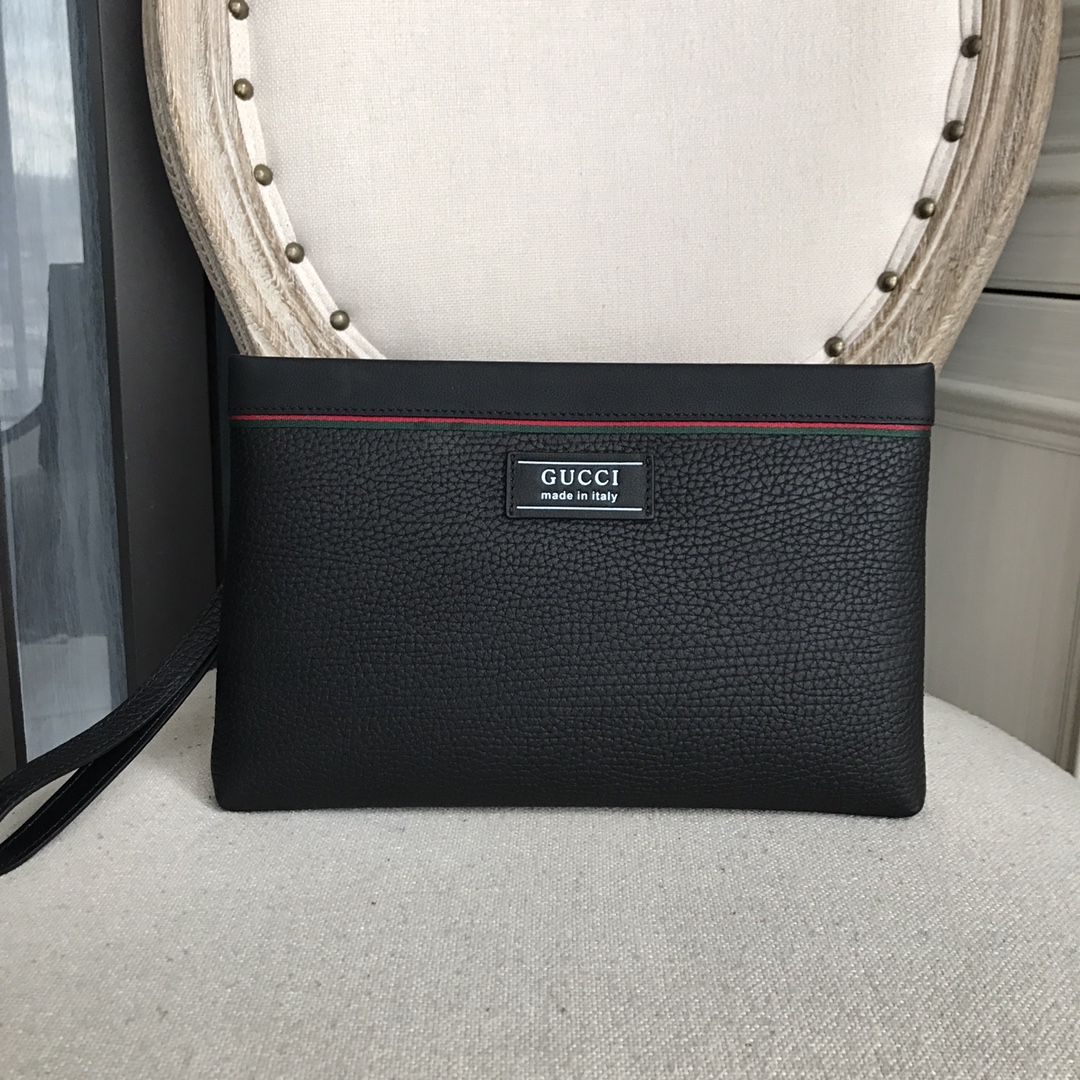 顶级专柜老鼠狠货2022最式 古奇  Gucci 进口花皮男士手拿包火爆款大量出货拉,叫嚣专柜货顶级原单货纸上谈兵吹牛皮的咱不会，请让狠货说话。款式可以复制抄袭，材料做工骗不了懂的人。里外都是顶级材质，顶级进口原厂皮意大利进口头层小牛花皮纹超高清压印logo标志、顶级进口高档五金、高端专柜里布、专用YKK拉链、超顺滑拉链、顶级油边超平滑、顶级设计师打造进口小牛花皮独特风格制作、超大容量空间设计多隔层多卡位+暗格拉链位、超级舒适手感柔软皮质纹路清晰、针线一寸五针顶级师傅打造、那质感无可挑剔，独一无二的它，大气中有内涵。顶级做工精致注重每个细节颜色：黑色型号：9818-4尺寸:28-18-2.5400″},”album_qrcode”:”https://xcimg.szwego.com/code_C2018012823120433215_20190220235131.png