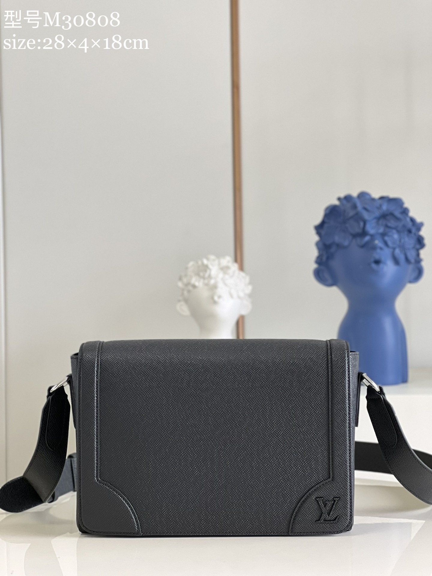 NO:398080,【Exclusive real shot of M30808 black】M30807 new New Flap messenger bag has the delicate texture of Taga embossed leather, which reinforcing the corners to evoke the memory of Louis Vuitton's traditional box making. The metal LV logo adds a brand logo, and the body-fitting design and adjustable shoulder straps accompany contemporary men through various daytime occasions. Detailed features 28.3 x 18.3 x 4.3 cm (length x height x width) z.750,LV [original leather],louis vuitton,louis vuitton19860909【独家实拍M30808黑色】M30807 全新 New Flap 邮差包拥有 Taga 压纹皮革的细腻质感,以加固边角唤起对路易威登制箱传统的记忆.金属 LV 标识再添品牌标志,贴合身形的设计和可调节肩带陪伴当代男士穿梭各式日间场合. 详细特征28.3 x 18.3 x 4.3 厘米 (长度 x 高 x 宽) z.750,LV【原厂皮】,louis vuitton,louis vuitton,Bag