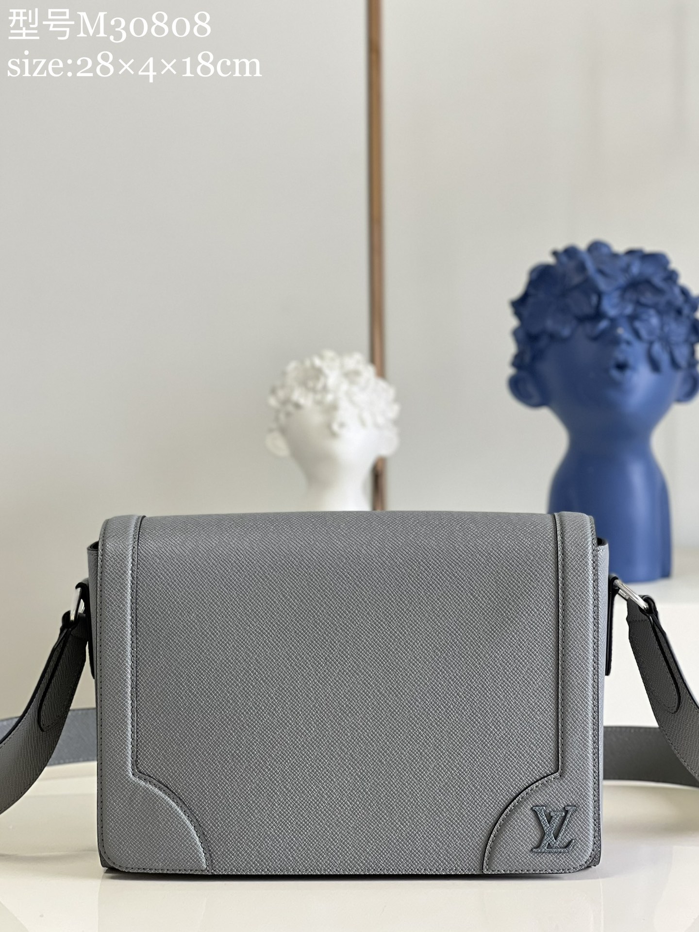 NO:398082,【Exclusive real photo M30808 gray】The new New Flap postman bag has the delicate texture of Taga embossed leather, which reinforcing the corners to evoke the memory of Louis Vuitton's traditional box making. The metal LV logo adds a brand logo, and the body-fitting design and adjustable shoulder straps accompany contemporary men through various daytime occasions. Detailed features 28.3 x 18.3 x 4.3 cm (length x height x width) z.750,LV [original leather],louis vuitton,louis vuitton19860909【独家实拍M30808灰色】全新 New Flap 邮差包拥有 Taga 压纹皮革的细腻质感,以加固边角唤起对路易威登制箱传统的记忆.金属 LV 标识再添品牌标志,贴合身形的设计和可调节肩带陪伴当代男士穿梭各式日间场合. 详细特征28.3 x 18.3 x 4.3 厘米 (长度 x 高 x 宽) z.750,LV【原厂皮】,louis vuitton,louis vuitton,Bag