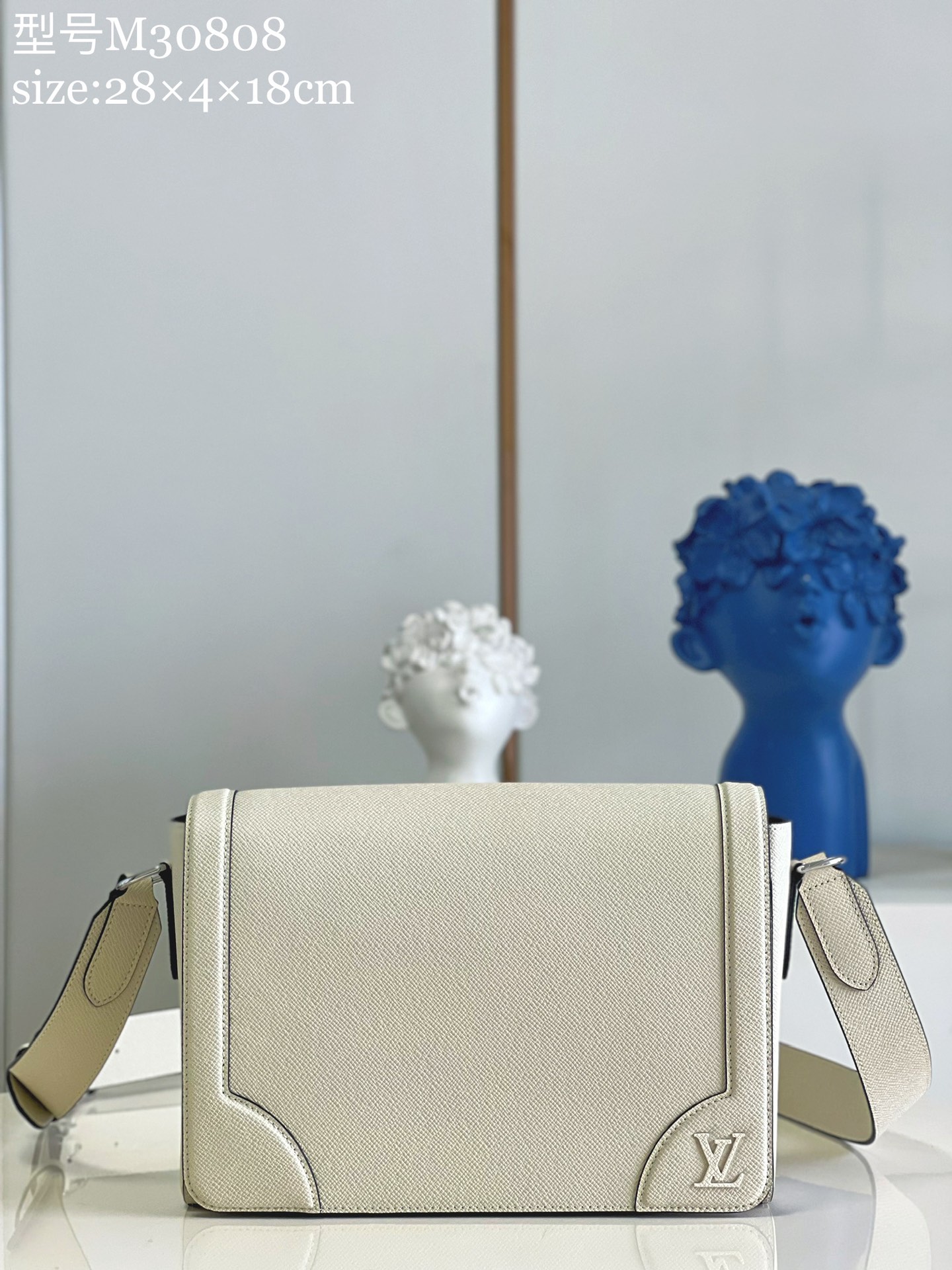 NO:398084,【Exclusive real photo M30808 white】M30813 new New Flap messenger bag has the delicate texture of Taga embossed leather, which reinforcing the corners to evoke the memory of Louis Vuitton's traditional box making. The metal LV logo adds a brand logo, and the body-fitting design and adjustable shoulder straps accompany contemporary men through various daytime occasions. Detailed features 28.3 x 18.3 x 4.3 cm (length x height x width) z.750,LV [original leather],louis vuitton,louis vuitton19860909【独家实拍M30808白色】M30813 全新 New Flap 邮差包拥有 Taga 压纹皮革的细腻质感,以加固边角唤起对路易威登制箱传统的记忆.金属 LV 标识再添品牌标志,贴合身形的设计和可调节肩带陪伴当代男士穿梭各式日间场合. 详细特征28.3 x 18.3 x 4.3 厘米 (长度 x 高 x 宽) z.750,LV【原厂皮】,louis vuitton,louis vuitton,Bag