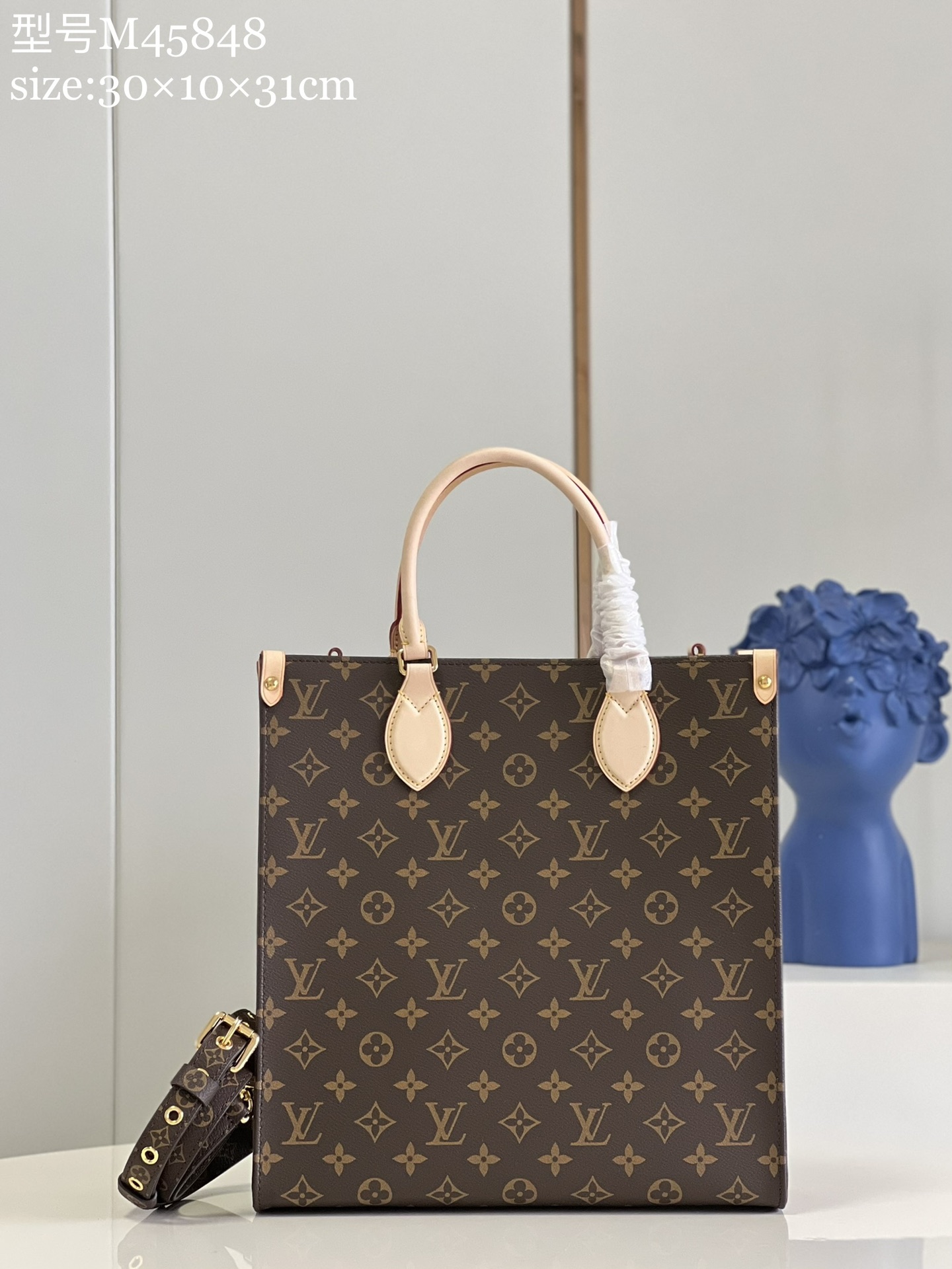 NO:398086,[Exclusive real photo M45848] PETITSACPLAT, mini Tote bag, has been loved by many fashion people. Friends who like mediocre bags must know that the classic presbyopia Tote bags are also very popular until now. The latest design is different from before. There are more thin straps that can be cross-backed on the bag, and it is not a color change, but a monogram shoulder strap. The difference is, from this new design, whether it is a shoulder.  The belt is also a bag body, and the addition of details is more in line with the needs of the current customer group. In addition to holding it, you can also carry it sideways. The monthly size is equipped with laptops and iPads, which are essential items for many commuters to work in urban beauty. The classic LV monogram is used as the shoulder straps of this new element, and the crossbody creates a more daily control hand-free, which is more practical. If you take off the shoulder straps, you can turn it into a tote bag with large capacity, and the classic presbyopic element  Size 30-10-31cm e.,LV【original leather】,louis vuitton,totes19860909【独家实拍M45848】PETITSACPLAT,迷你Tote包,就得到很多时尚人士的喜爱,喜欢中古包的朋友,肯定知道经典老花Tote托特包款也是到现在都很受欢迎的,最新设计和之前不一样的,在包款上多加了可以斜背的细肩带,而且不是变色是monogram的肩带.不一样的地方,从这一次的新设计,无论是肩带还是包身,细节的添加,更符合时下客户群体的需求,除了手拿,也可以斜背.而月size装手提电脑和iPad,是很多通勤族OL上班都市丽人的必备单品.采用了LV经典的monogram做本次新元素的肩带,斜挎打造更日常能驾驭的hands-free实用性强,把肩带拿下,又可以变一个容量大的托特包,老花元素经典 尺寸30-10-31cm e.,LV【原厂皮】,louis vuitton,totes,Bag