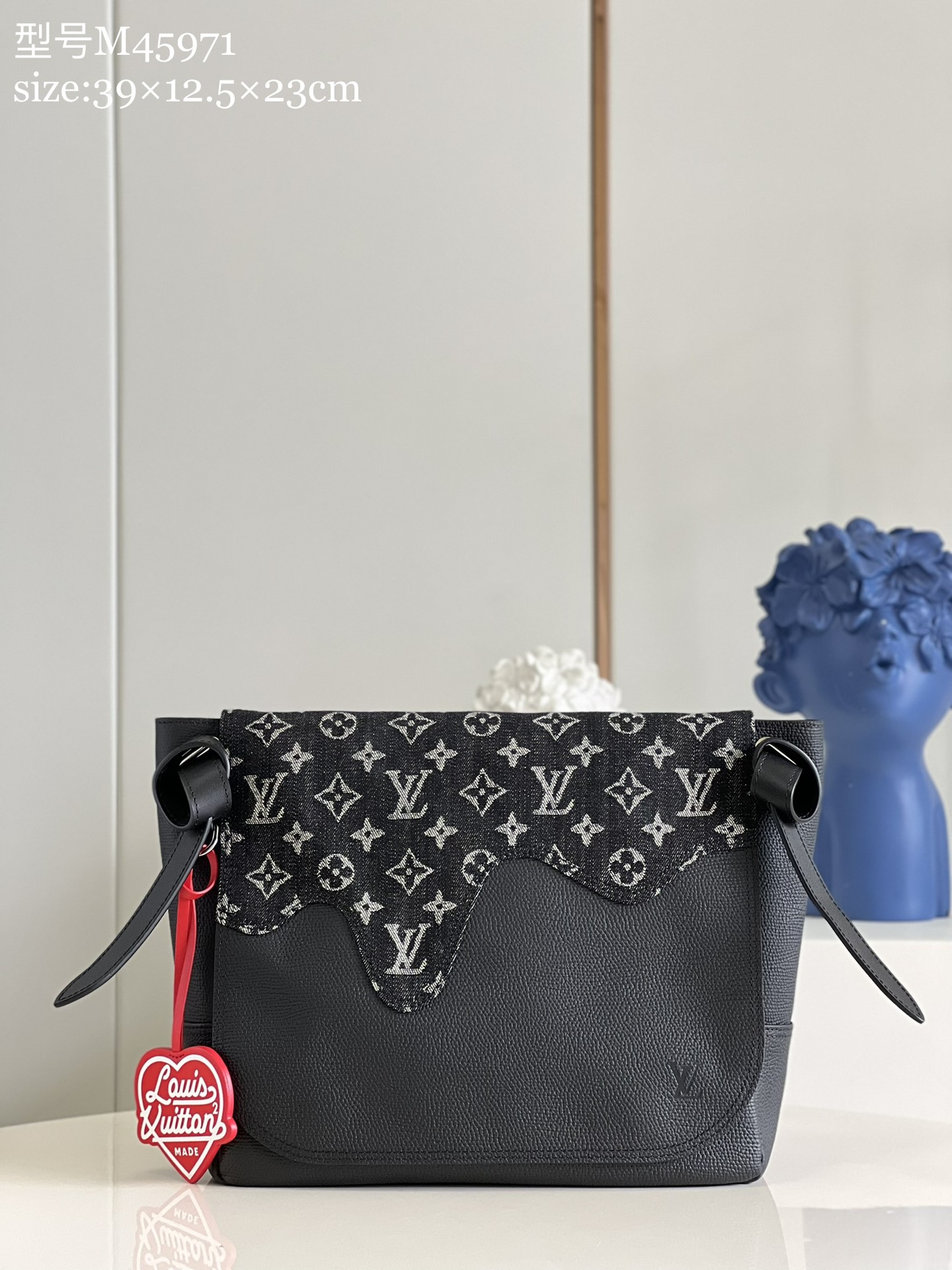 NO:398111,【Exclusive real shot M45971】 Louis Vuitton invites designer Nigo to present Monogram Drip style for the early spring denim series. This Besace Tokyo handbag is creatively integrated with denim cloth and Taurillon cowhide, heart-shaped labels illuminate the colors, and then interprets the Japanese trend with kimono-style rope knots and bands. The flip closure and pockets are suitable for daily travel. Detailed features 39 x 23 x 12.5 cm (length x height x width) x.830, LV [original leather], louis vuitton, louis vuitton, cowhide19860909【独家实拍M45971】路易威登力邀设计师 Nigo 为 早春牛仔系列呈现 Monogram Drip 风范此款 Besace Tokyo 手袋创意融合丹宁布和 Taurillon 牛皮革,心形标签点亮色彩,再以和服式绳结饰带解读日式潮流.翻盖开合和口袋适宜日常出行.详细特征39 x 23 x 12.5 厘米 (长度 x 高 x 宽) x.830,LV【原厂皮】,louis vuitton,louis vuitton,cowhide,Bag