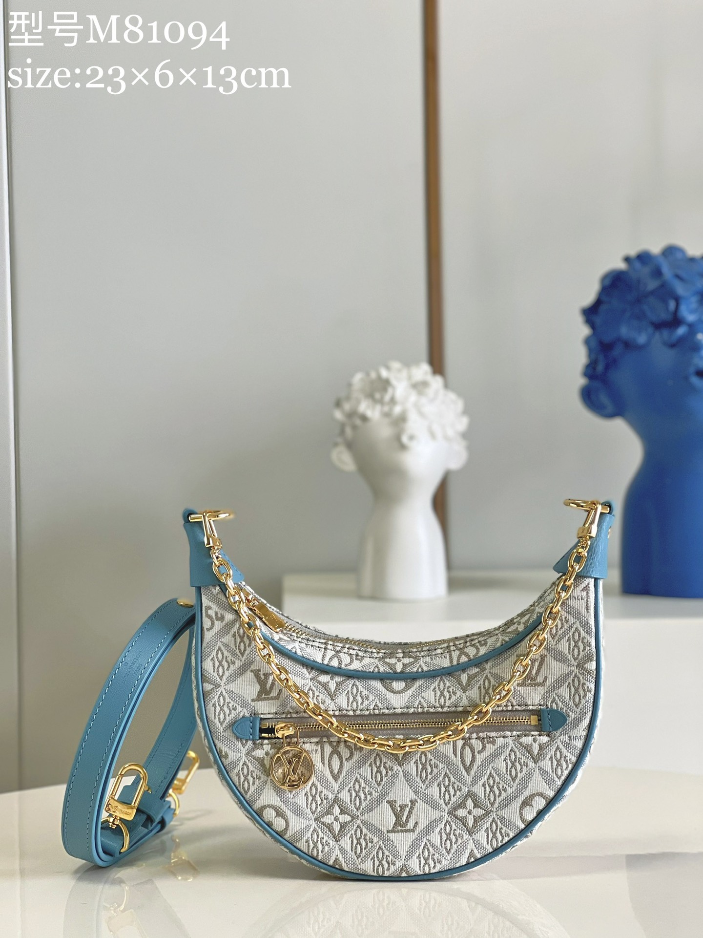 NO:398221,【Exclusive real shot M81094】M44036 Nicolas Ghesquière revealed the Loop Moon Handbag at the early spring show. Since 1854 Jacquard fabric and leather trim are built in a half-moon bag, which can accommodate mobile phones and wallets and other travel needs. The round LV logo zipper head embellishes the front pocket with a removable chain. Detailed features 23 x 13 x 6 cm x.,LV [original leather],louis vuitton19860909【独家实拍M81094】M44036 Nicolas Ghesquière 于 早春秀场揭秘 Loop 月亮手袋.Since 1854 提花织物和皮革饰边共筑半月形法棍包,可容纳手机和钱夹等出行所需.圆形 LV 标识拉链头点缀前袋,配有可拆卸链条.详细特征23 x 13 x 6 厘米 x.,LV【原厂皮】,louis vuitton,Bag