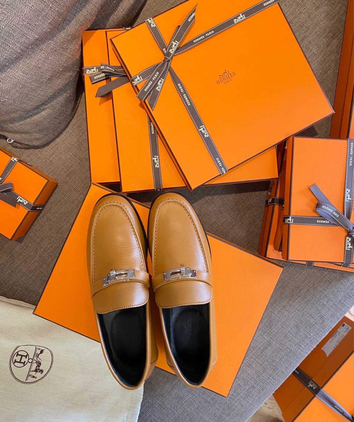 NO:253891,Caramel brown H brand. Classic official website synchronous kelly buckle suede flat lock loafers, loafers, loafers, chamois leather19860909焦糖棕色H牌.经典官网同步kelly扣麂皮平底锁扣乐福鞋,乐福鞋,loafers,chamois leather,Women's Shoes