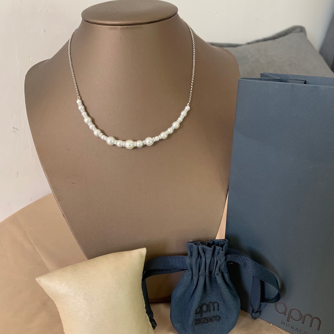APmmonaco新品精致多珍珠项链！以温润珍珠打造时髦韵味以闪石的纯净耀眼衬托珍珠的柔美之光甄选珍贵珍