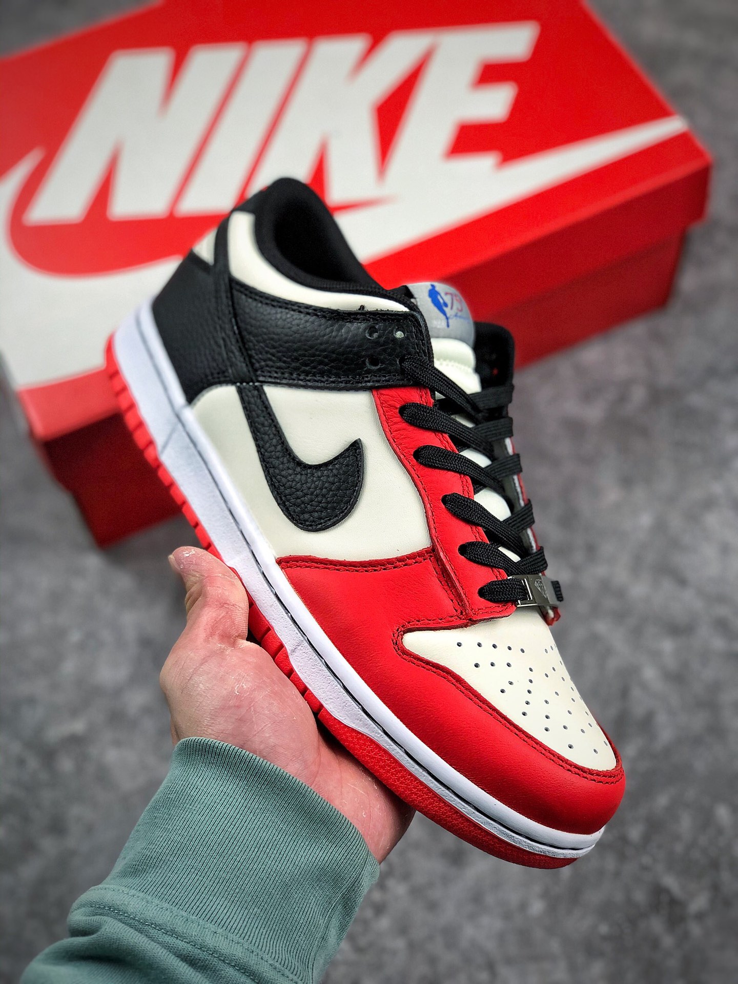 本地自取  核心放店
NK Dunk Low 黑红拼接
大厂纯原出品 实拍首发
原装头层材料 独家版型蒸餾加工帶來的是更好的视觉和脚感体验大厂纯原品质出货 清洁度 电绣工艺 皮料切割干净无任何毛边 细节完美 
货号：DD3363-100
SIZE：36 36.5 37.5 38 38.5 39 40 40.5 41 42 42.5 43 44 44.5 45 46