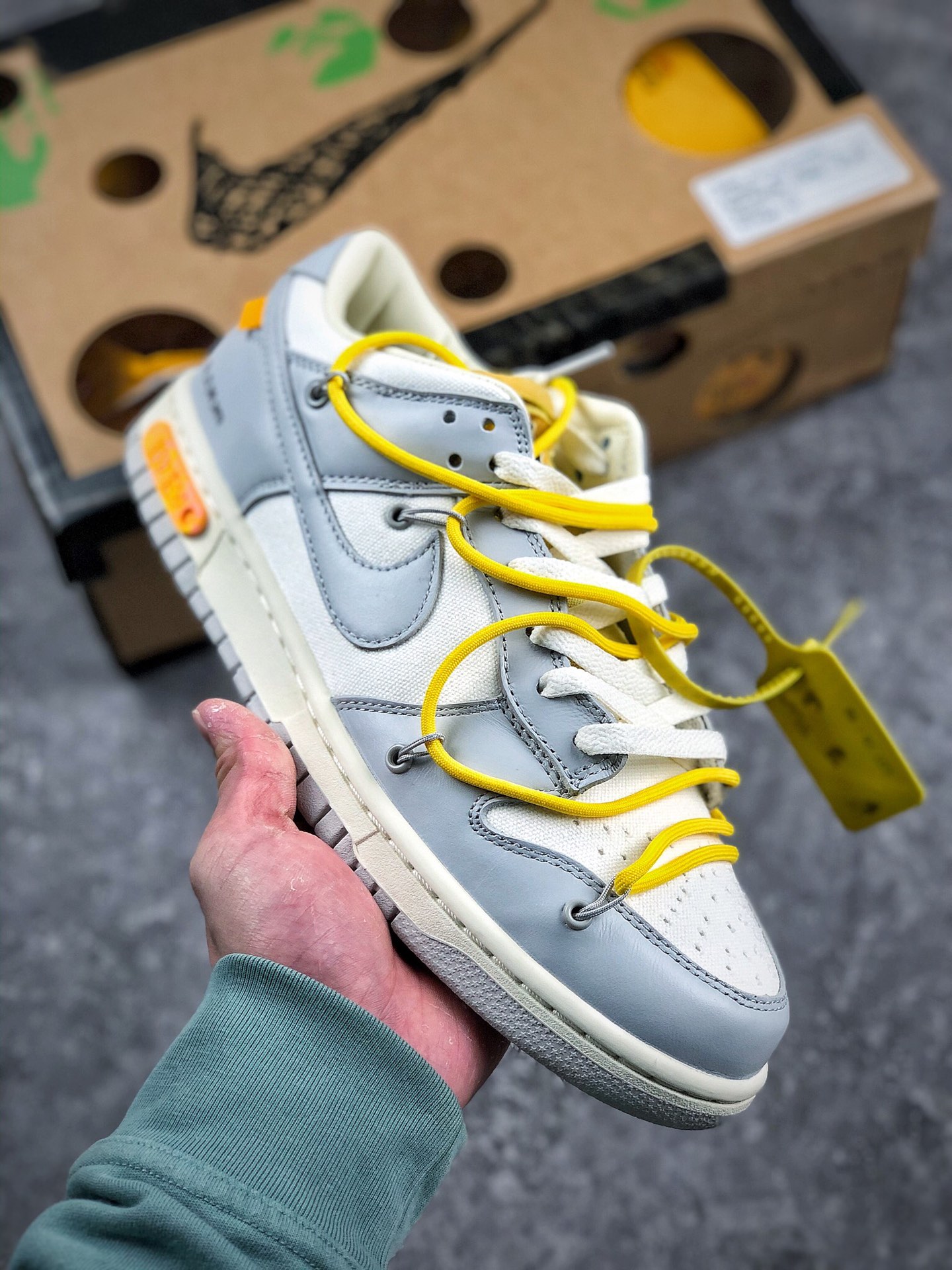 本地自取 核心放店
Off-White x Nike Dunk Low NO.29
白鞋带黄扣 纯原大厂出品 原装裸鞋级别 
#原楦原纸版原数据开发 灵魂版型一眼正
#原鞋开发 耗时数月 一切细节遵循原鞋
#原装材料 同源正品 全鞋采用原厂头层皮
#原装原盒 唯一正确细节特殊鞋盒
#正确配套防尘纸、衬纸、联名防盗扣
极致用料 匠心工艺 致力打造市售最强版本‼
货号: DM1602 103
Size:36 36.5 37.5 38 38.5 39 40 40.5 41 42 42.5 43 44 44.5 45 46 47.5