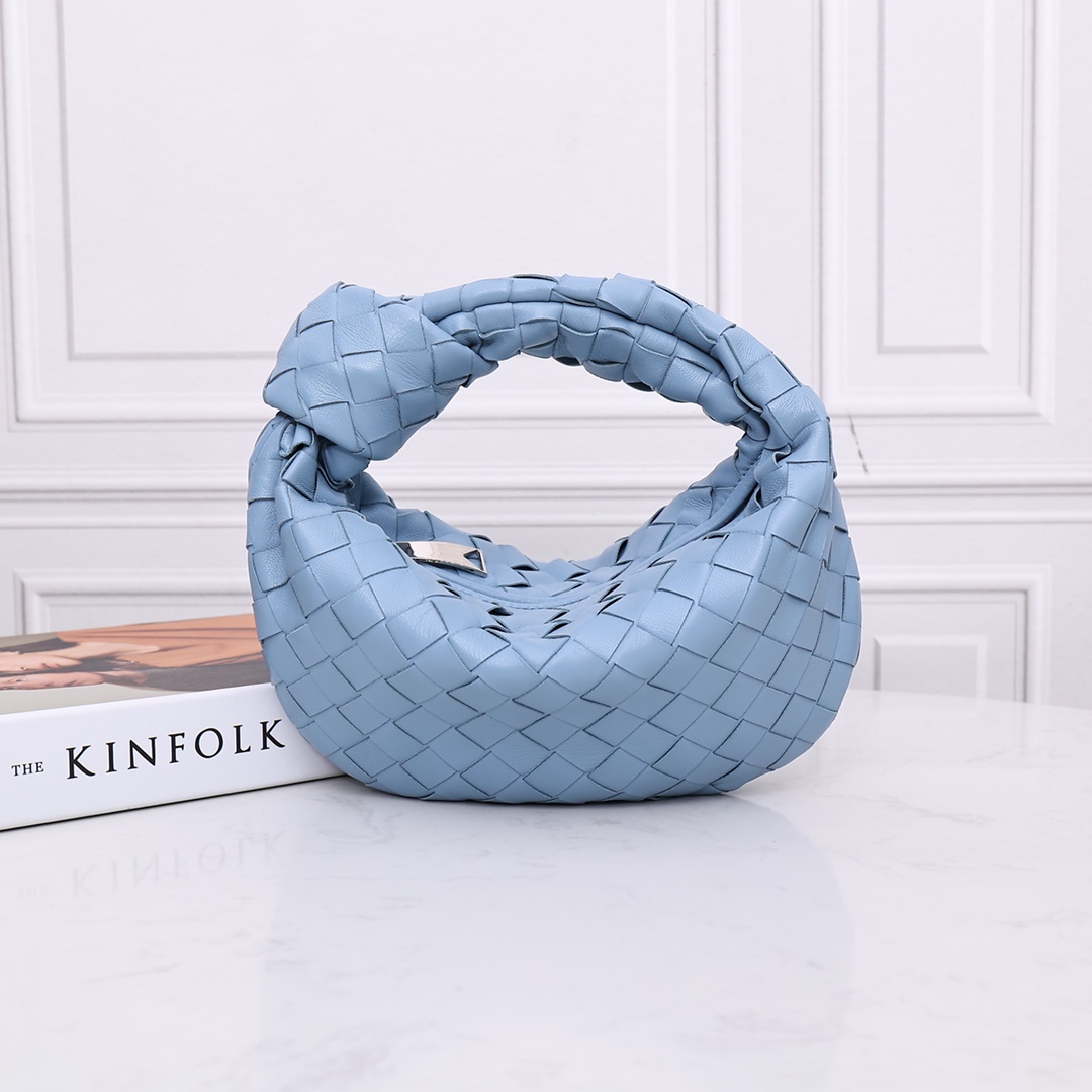 Sac hobo en cuir de mouton tressé avec fermeture à nœud et tirette triangulaire