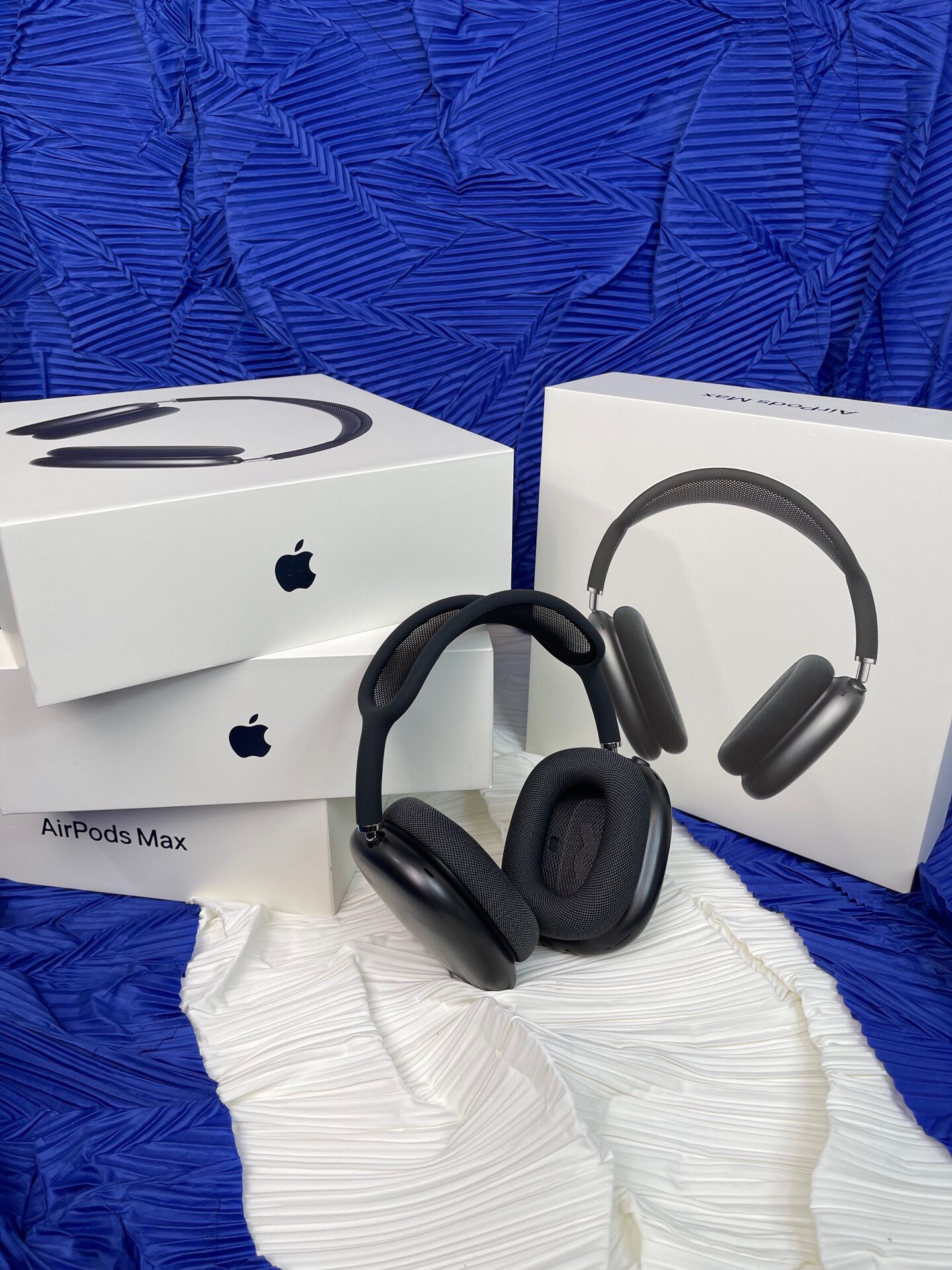 苹果(Apple) AirPods Max 无线蓝牙耳机 主动降噪 头戴式耳机 通透模式,空间音频)序列码可查询!
它唱作俱佳,既带来高保真音质的拿手好戏,又继承 airpods 的种种精妙。戴上它,进入个人聆听体验的新境界吧!
音质一声入神 airpods max 集高保真音质和先进的主动降噪于一身,带来非同凡响的聆听体验。特制驱动单元的各个组件互相配合,能使声音在整个可听范围内都实现超低的失真度。从深沉浑厚的低音、精准的中音,到清脆纯净的高音,入耳的每个音符,都将刷新你对通透感的认知。
自适应均衡功能会根据耳垫的贴合情况和密合度为你度身定制音效。内向式麦克风会检测你聆听的内容,并以此调整声音频率,真实还原每一个音符,给你丰富一致的聆听体验。
airpods max 继承了 airpods 家族无线、无繁琐的种种妙处。从设置到 siri 指令,从做各种事到切换各种设备,都给你顺畅的聆听体验。
特点:完美音质,高清通话,旋转调节音量大小,播放暂停,
真光感,真降躁、通透,开盖弹窗,空间音频, 蓝牙5.0,原装金属记忆材料,原装穹网,带智能耳机套!
电池🔋:450毫安原版电池! 听歌20小时!通话20小时!