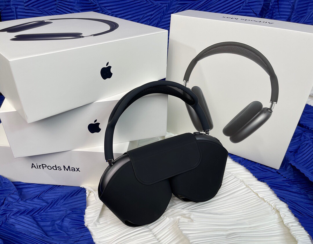 苹果(Apple) AirPods Max 无线蓝牙耳机 主动降噪 头戴式耳机 通透模式,空间音频)序列码可查询!
它唱作俱佳,既带来高保真音质的拿手好戏,又继承 airpods 的种种精妙。戴上它,进入个人聆听体验的新境界吧!
音质一声入神 airpods max 集高保真音质和先进的主动降噪于一身,带来非同凡响的聆听体验。特制驱动单元的各个组件互相配合,能使声音在整个可听范围内都实现超低的失真度。从深沉浑厚的低音、精准的中音,到清脆纯净的高音,入耳的每个音符,都将刷新你对通透感的认知。
自适应均衡功能会根据耳垫的贴合情况和密合度为你度身定制音效。内向式麦克风会检测你聆听的内容,并以此调整声音频率,真实还原每一个音符,给你丰富一致的聆听体验。
airpods max 继承了 airpods 家族无线、无繁琐的种种妙处。从设置到 siri 指令,从做各种事到切换各种设备,都给你顺畅的聆听体验。
特点:完美音质,高清通话,旋转调节音量大小,播放暂停,
真光感,真降躁、通透,开盖弹窗,空间音频, 蓝牙5.0,原装金属记忆材料,原装穹网,带智能耳机套!
电池🔋:450毫安原版电池! 听歌20小时!通话20小时!