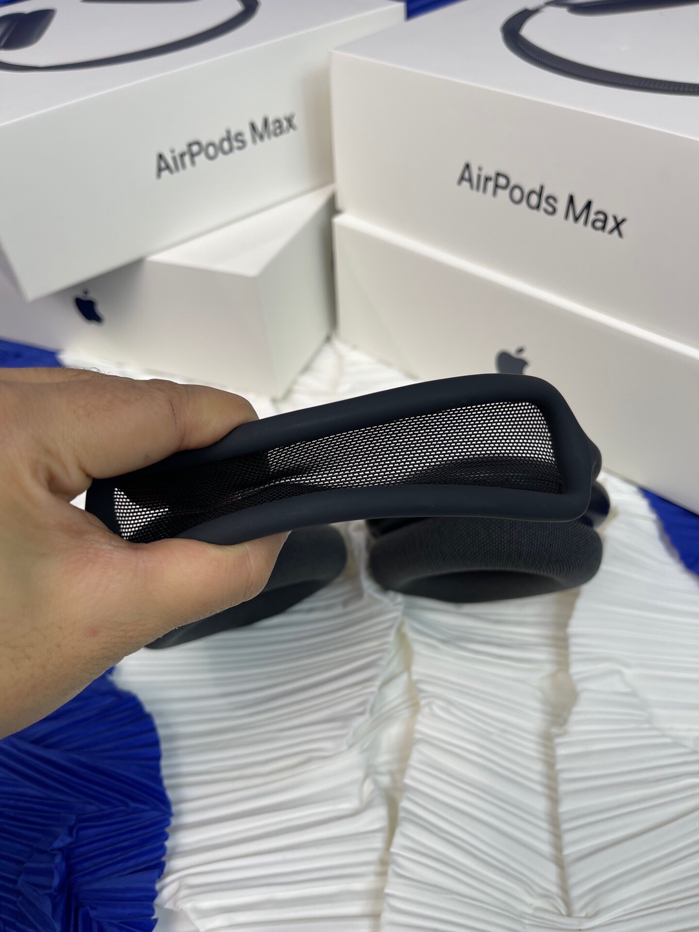 苹果(Apple) AirPods Max 无线蓝牙耳机 主动降噪 头戴式耳机 通透模式,空间音频)序列码可查询!
它唱作俱佳,既带来高保真音质的拿手好戏,又继承 airpods 的种种精妙。戴上它,进入个人聆听体验的新境界吧!
音质一声入神 airpods max 集高保真音质和先进的主动降噪于一身,带来非同凡响的聆听体验。特制驱动单元的各个组件互相配合,能使声音在整个可听范围内都实现超低的失真度。从深沉浑厚的低音、精准的中音,到清脆纯净的高音,入耳的每个音符,都将刷新你对通透感的认知。
自适应均衡功能会根据耳垫的贴合情况和密合度为你度身定制音效。内向式麦克风会检测你聆听的内容,并以此调整声音频率,真实还原每一个音符,给你丰富一致的聆听体验。
airpods max 继承了 airpods 家族无线、无繁琐的种种妙处。从设置到 siri 指令,从做各种事到切换各种设备,都给你顺畅的聆听体验。
特点:完美音质,高清通话,旋转调节音量大小,播放暂停,
真光感,真降躁、通透,开盖弹窗,空间音频, 蓝牙5.0,原装金属记忆材料,原装穹网,带智能耳机套!
电池🔋:450毫安原版电池! 听歌20小时!通话20小时!