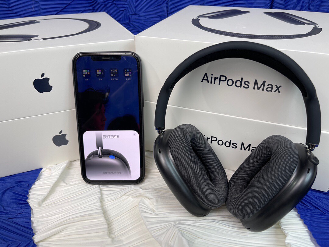 苹果(Apple) AirPods Max 无线蓝牙耳机 主动降噪 头戴式耳机 通透模式,空间音频)序列码可查询!
它唱作俱佳,既带来高保真音质的拿手好戏,又继承 airpods 的种种精妙。戴上它,进入个人聆听体验的新境界吧!
音质一声入神 airpods max 集高保真音质和先进的主动降噪于一身,带来非同凡响的聆听体验。特制驱动单元的各个组件互相配合,能使声音在整个可听范围内都实现超低的失真度。从深沉浑厚的低音、精准的中音,到清脆纯净的高音,入耳的每个音符,都将刷新你对通透感的认知。
自适应均衡功能会根据耳垫的贴合情况和密合度为你度身定制音效。内向式麦克风会检测你聆听的内容,并以此调整声音频率,真实还原每一个音符,给你丰富一致的聆听体验。
airpods max 继承了 airpods 家族无线、无繁琐的种种妙处。从设置到 siri 指令,从做各种事到切换各种设备,都给你顺畅的聆听体验。
特点:完美音质,高清通话,旋转调节音量大小,播放暂停,
真光感,真降躁、通透,开盖弹窗,空间音频, 蓝牙5.0,原装金属记忆材料,原装穹网,带智能耳机套!
电池🔋:450毫安原版电池! 听歌20小时!通话20小时!