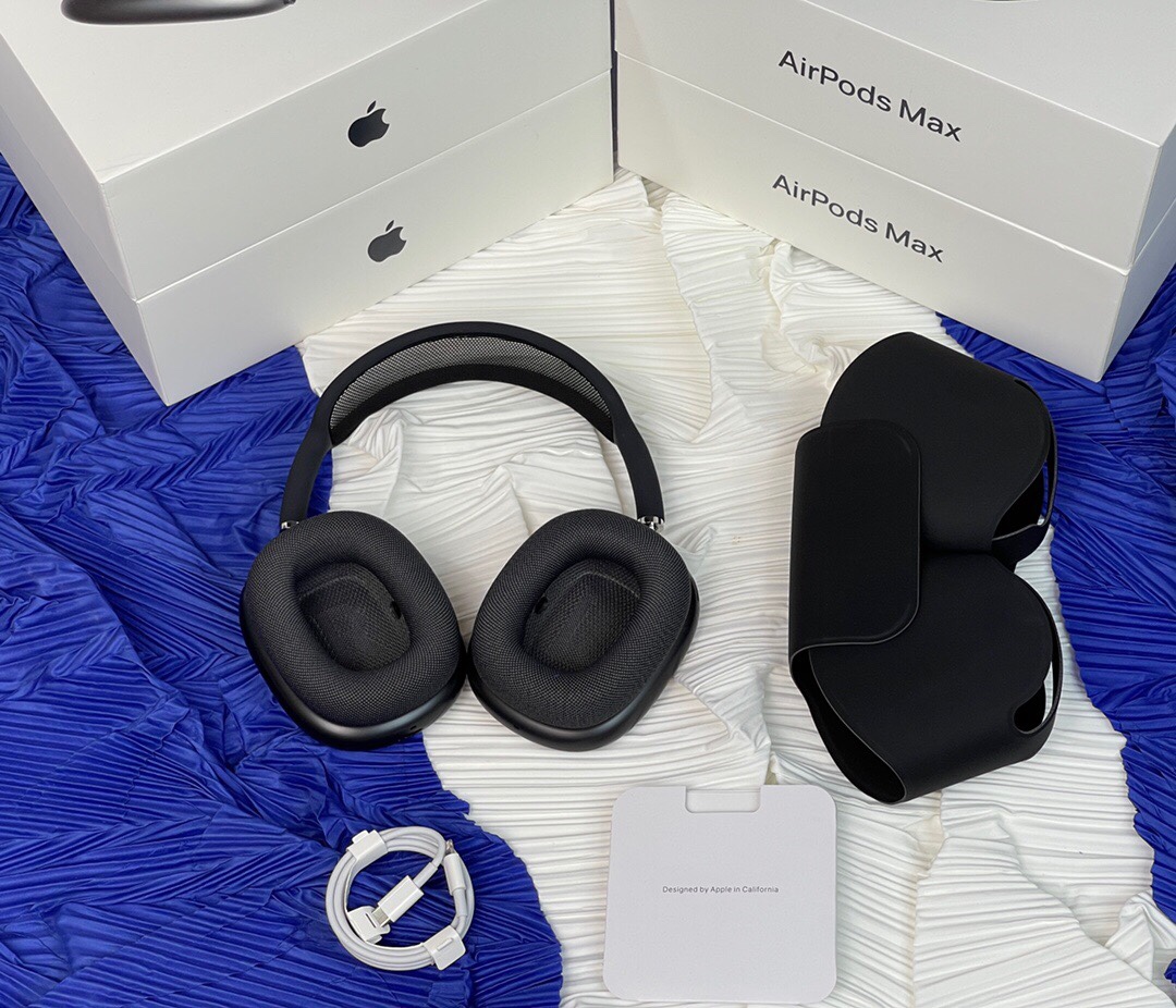 苹果(Apple) AirPods Max 无线蓝牙耳机 主动降噪 头戴式耳机 通透模式,空间音频)序列码可查询!
它唱作俱佳,既带来高保真音质的拿手好戏,又继承 airpods 的种种精妙。戴上它,进入个人聆听体验的新境界吧!
音质一声入神 airpods max 集高保真音质和先进的主动降噪于一身,带来非同凡响的聆听体验。特制驱动单元的各个组件互相配合,能使声音在整个可听范围内都实现超低的失真度。从深沉浑厚的低音、精准的中音,到清脆纯净的高音,入耳的每个音符,都将刷新你对通透感的认知。
自适应均衡功能会根据耳垫的贴合情况和密合度为你度身定制音效。内向式麦克风会检测你聆听的内容,并以此调整声音频率,真实还原每一个音符,给你丰富一致的聆听体验。
airpods max 继承了 airpods 家族无线、无繁琐的种种妙处。从设置到 siri 指令,从做各种事到切换各种设备,都给你顺畅的聆听体验。
特点:完美音质,高清通话,旋转调节音量大小,播放暂停,
真光感,真降躁、通透,开盖弹窗,空间音频, 蓝牙5.0,原装金属记忆材料,原装穹网,带智能耳机套!
电池🔋:450毫安原版电池! 听歌20小时!通话20小时!