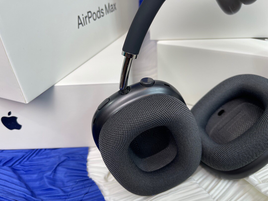 苹果(Apple) AirPods Max 无线蓝牙耳机 主动降噪 头戴式耳机 通透模式,空间音频)序列码可查询!
它唱作俱佳,既带来高保真音质的拿手好戏,又继承 airpods 的种种精妙。戴上它,进入个人聆听体验的新境界吧!
音质一声入神 airpods max 集高保真音质和先进的主动降噪于一身,带来非同凡响的聆听体验。特制驱动单元的各个组件互相配合,能使声音在整个可听范围内都实现超低的失真度。从深沉浑厚的低音、精准的中音,到清脆纯净的高音,入耳的每个音符,都将刷新你对通透感的认知。
自适应均衡功能会根据耳垫的贴合情况和密合度为你度身定制音效。内向式麦克风会检测你聆听的内容,并以此调整声音频率,真实还原每一个音符,给你丰富一致的聆听体验。
airpods max 继承了 airpods 家族无线、无繁琐的种种妙处。从设置到 siri 指令,从做各种事到切换各种设备,都给你顺畅的聆听体验。
特点:完美音质,高清通话,旋转调节音量大小,播放暂停,
真光感,真降躁、通透,开盖弹窗,空间音频, 蓝牙5.0,原装金属记忆材料,原装穹网,带智能耳机套!
电池🔋:450毫安原版电池! 听歌20小时!通话20小时!