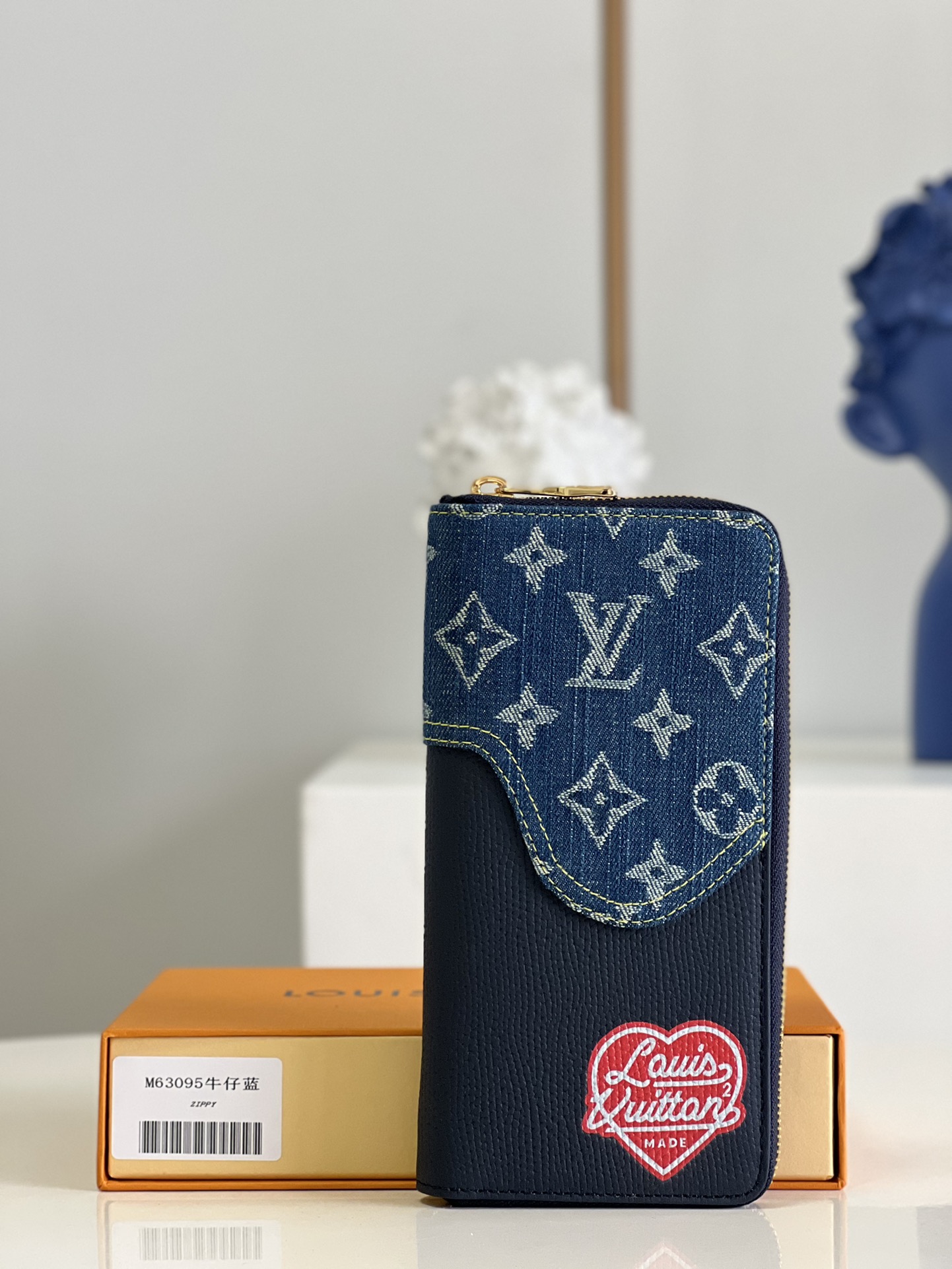 NO:398094,【Exclusive real shot M63095】 In early spring, Japanese streetwear designer Nigo immersed Zipoy denim single-pull wallet into Monogram Drip design. Classic pattern tannin and delicate grain Taurillon cowhide with a wavy look, and the heart-shaped logo lights up the details. The slim configuration can be stored neatly and placed in the pocket. Size: 20×10cm av.300, LV [original leather], louis vuitton, cowhide19860909【独家实拍M63095】 早春,日本街头服饰设计师 Nigo 将 Zipoy牛仔单拉钱夹 浸入 Monogram Drip 设计.经典图案丹宁布和细腻粒面 Taurillon 牛皮革以波浪观感衔接,心形标识点亮细节.纤薄构型可在齐整收纳的同时置于口袋.size:20×10cm av.300,LV【原厂皮】,louis vuitton,cowhide,Bag