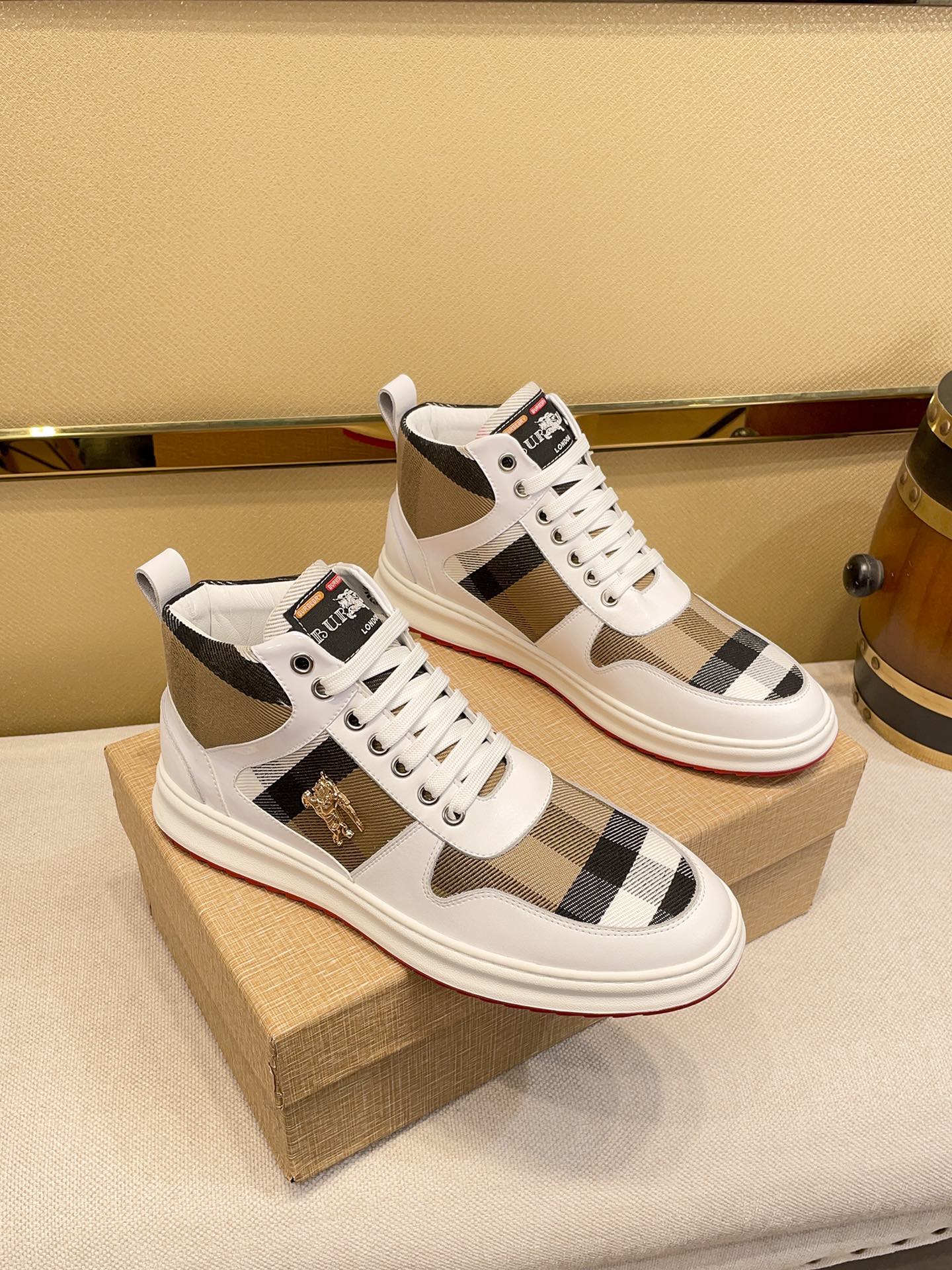 I5 巴宝莉 Burberry 2022休闲运动男鞋，全新米兰时装时尚的设计，完美做工，原版复刻 骑士花纹 原版材质牛皮 柔软舒适，猪皮内里制作柔软舒适，让行走更加便捷舒适，惊世之作，与官方的质量相比美的1：1复刻[色]打造时尚个性衬托你的与众不同男鞋