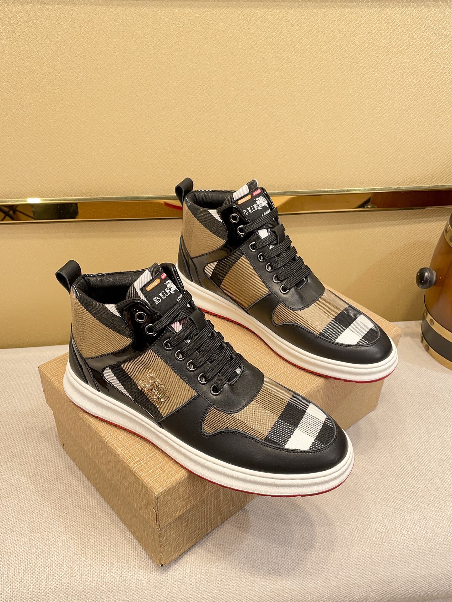 I5 巴宝莉 Burberry 2022休闲运动男鞋，全新米兰时装时尚的设计，完美做工，原版复刻 骑士花纹 原版材质牛皮 柔软舒适，猪皮内里制作柔软舒适，让行走更加便捷舒适，惊世之作，与官方的质量相比美的1：1复刻[色]打造时尚个性衬托你的与众不同男鞋