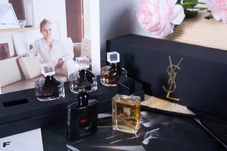 Yves Saint Laurent Classic Q Edition Perfume Set - 5 x 7.5ml Miniature Bottles 1 Yves Saint Laurent Classic Q Edition Perfume Set - 5 x 7.5ml Miniature Bottles