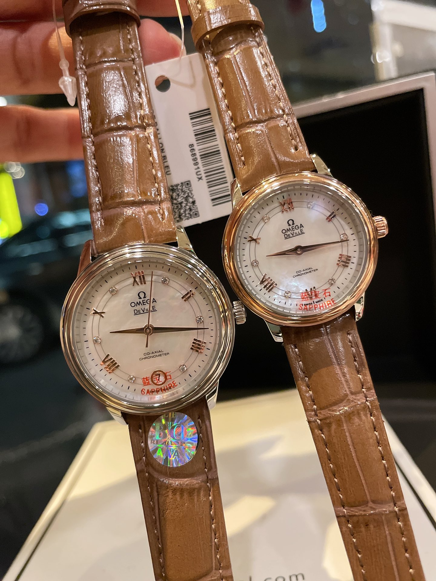 L0  白金 暴击  欧米茄 Omega 蝶飞秋冬皮带温暖整个冬日 台湾厂精美制作，媲美原单货的蝶飞系列女款，完美诠释了精雅与华美表壳采用316精钢，质感一流字面采用深海彩贝，美得无与伦比原装进口石英机芯，质量保证指针采用花工艺，双面真透膜蓝宝石水晶玻璃，真皮表带。尺寸32mm和28mm两种不同选择，适合任何爱美的女神。匠心之作，彰显女性魅力