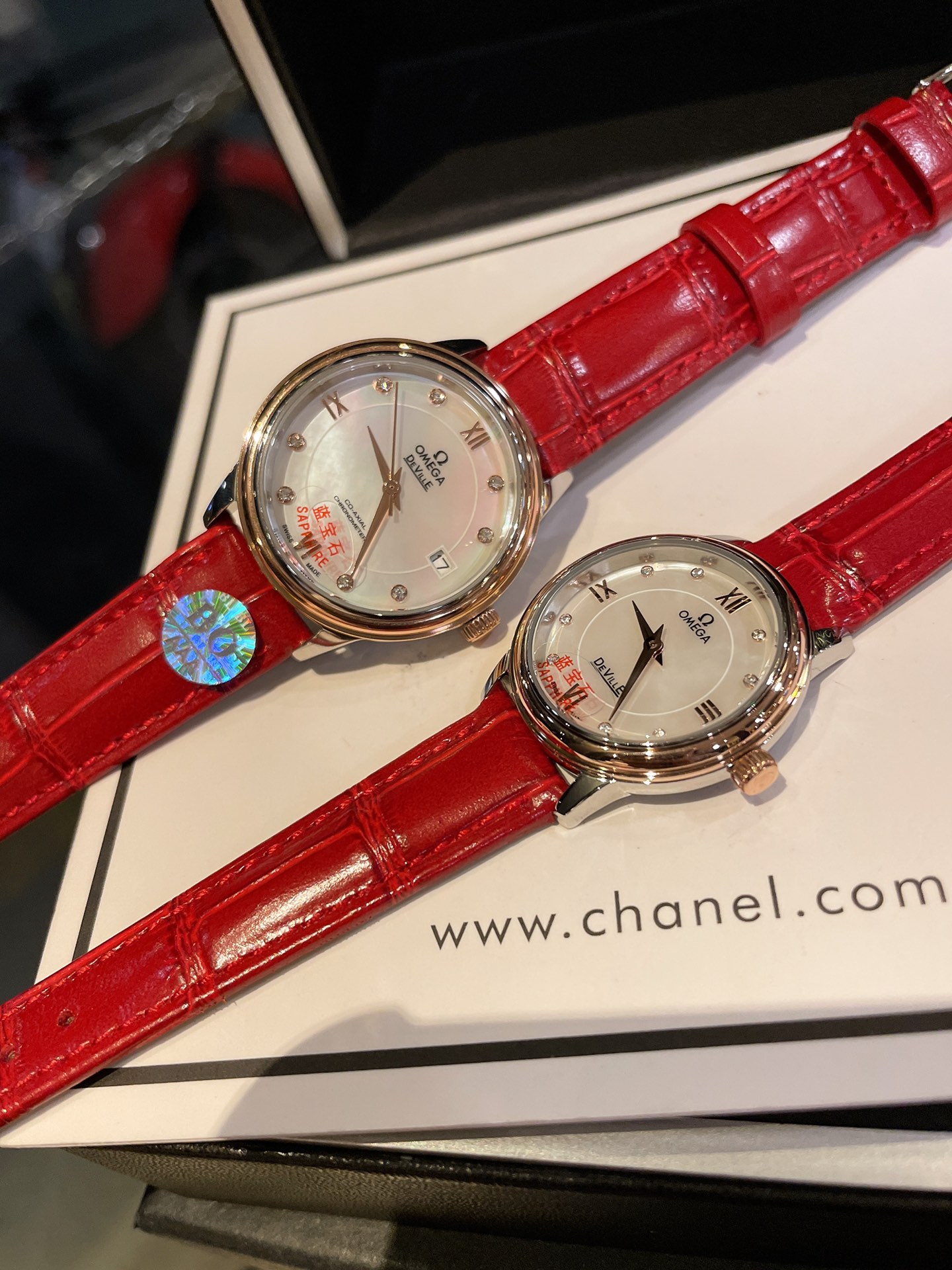 L0  白金 甜蜜 暴击  欧米茄 Omega 蝶飞秋冬皮带温暖整个冬日 台湾厂精美制作，媲美原单货的蝶飞系列女款，完美诠释了精雅与华美表壳采用316精钢，质感一流字面采用深海彩贝，美得无与伦比原装进口石英机芯，质量保证指针采用花工艺，双面真透膜蓝宝石水晶玻璃，真皮表带。尺寸32mm和28mm两种不同选择，适合任何爱美的女神。匠心之作，彰显女性魅力