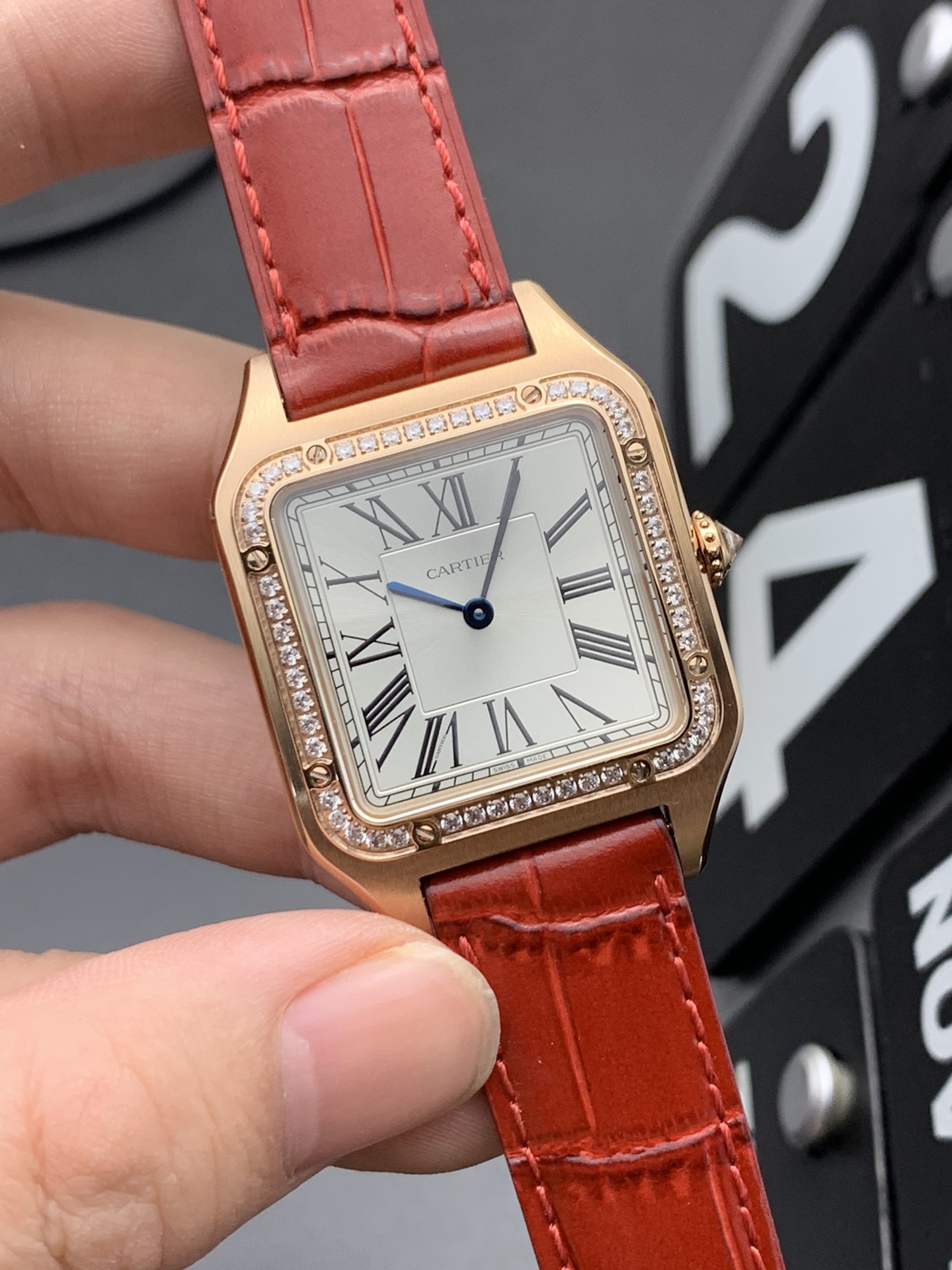 Cartier 石英超薄山度士