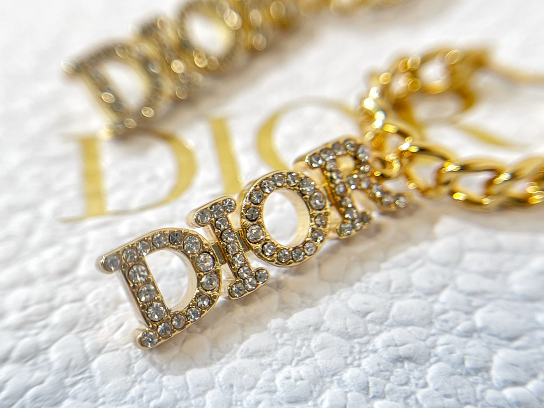 新款☑️DIOR迪奥满钻字母耳钉耳环