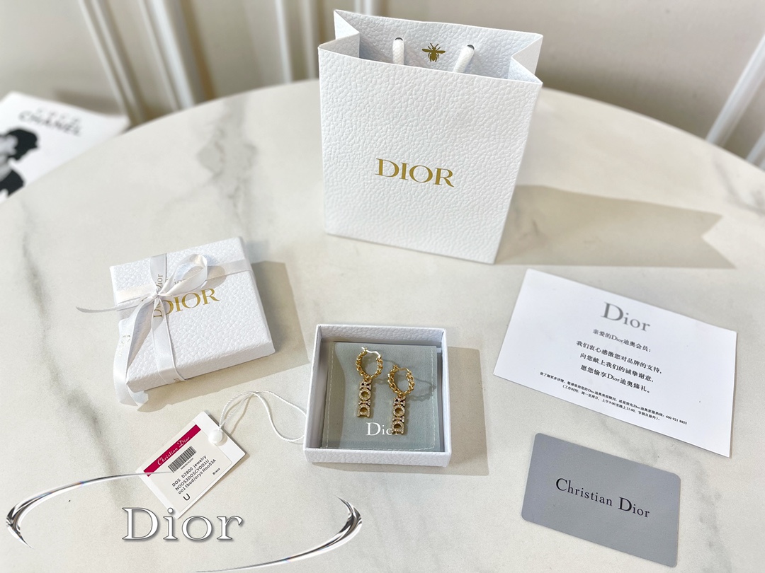 新款☑️DIOR迪奥满钻字母耳钉耳环