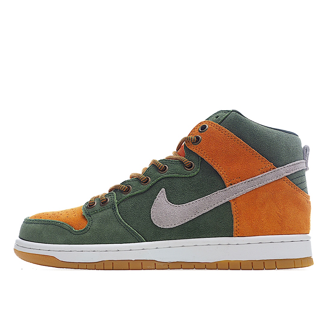 I0 Nike SB Dunk High Premium “Homegrown” 森林 以精装风范呈现，无论是麂皮打造的整体鞋身，还是鞋舌和鞋帮注入的松树标志，都颇为精致，让人仿佛置身于森林深处
