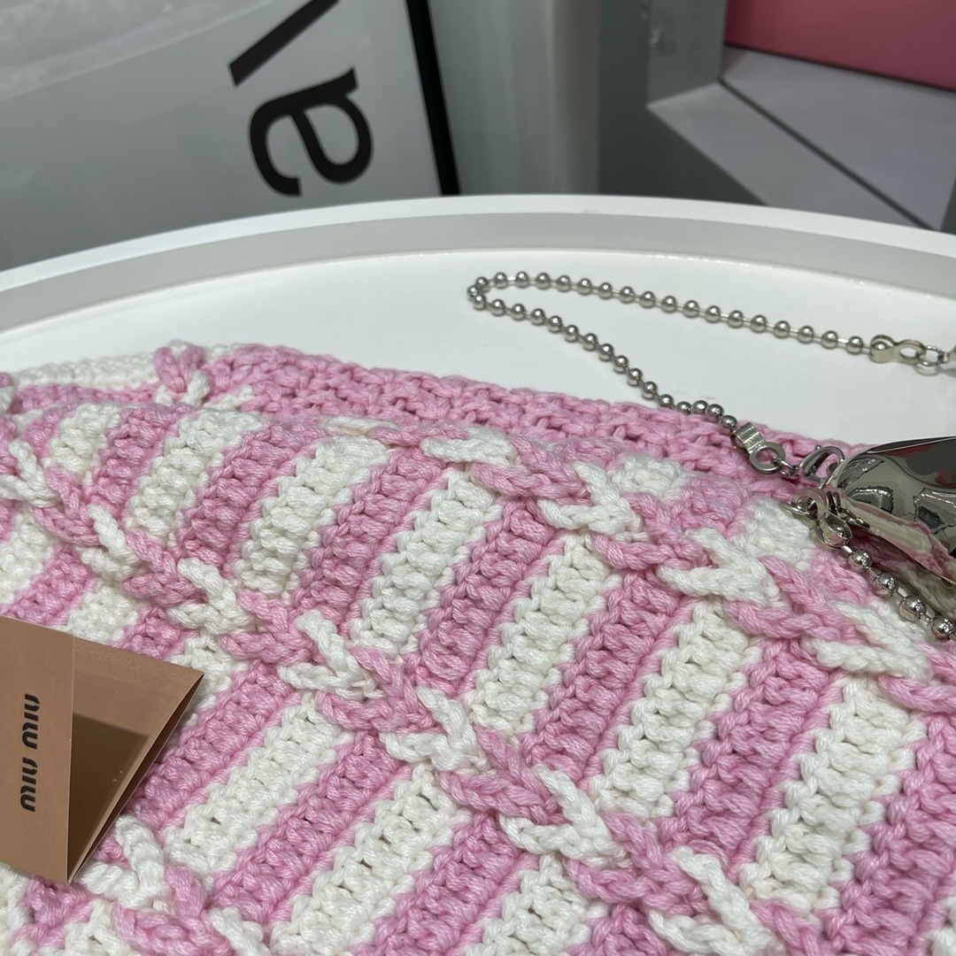 miumiumiu粗棒针钩花V领毛衣