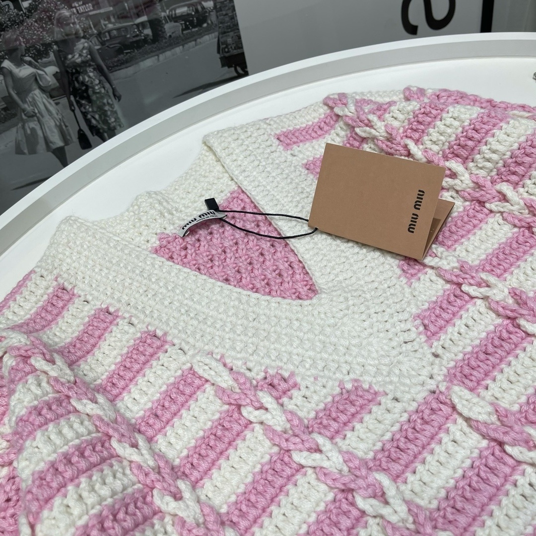miumiumiu粗棒针钩花V领毛衣
