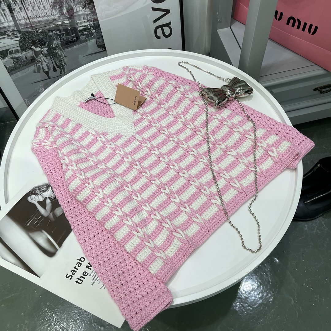 miumiumiu粗棒针钩花V领毛衣