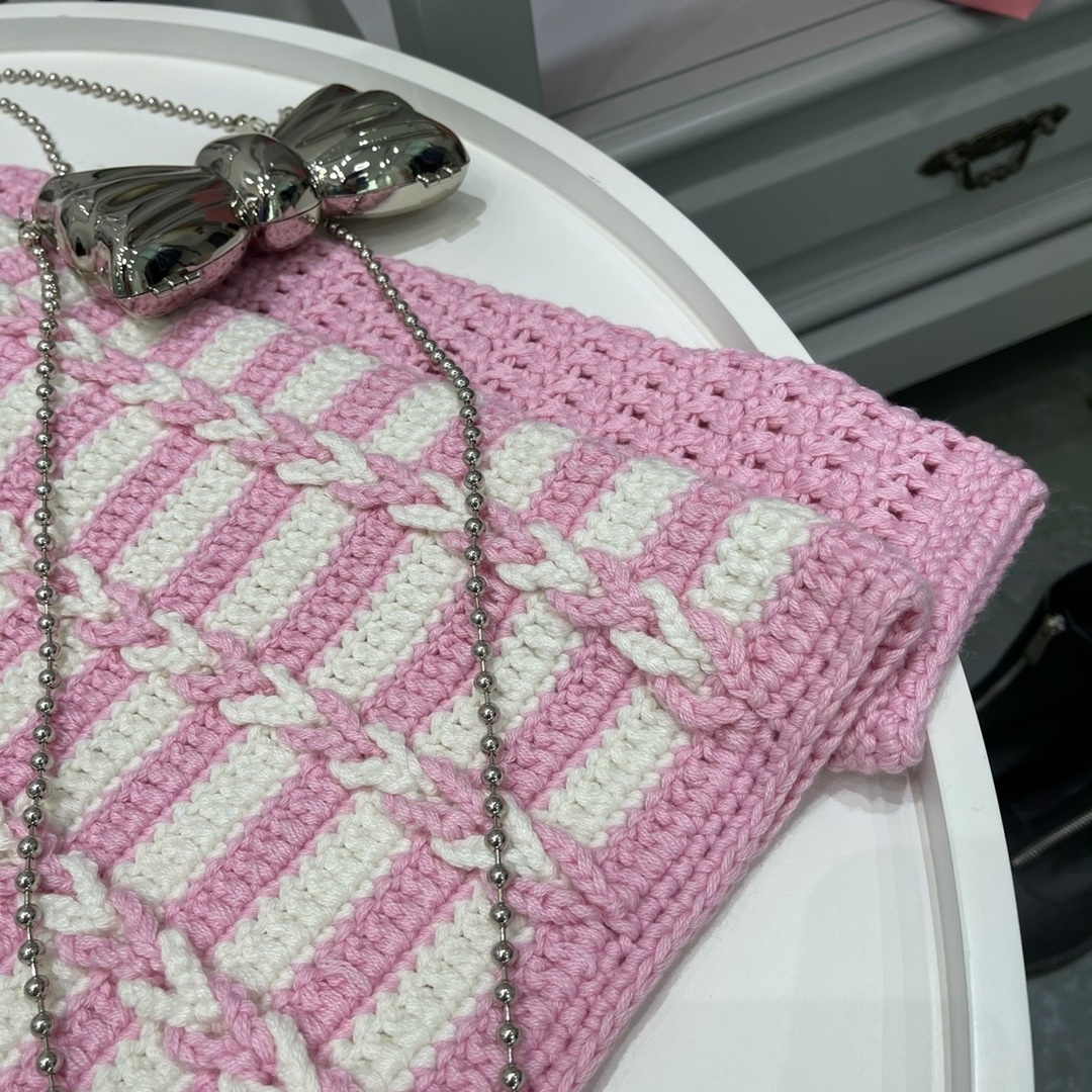miumiumiu粗棒针钩花V领毛衣