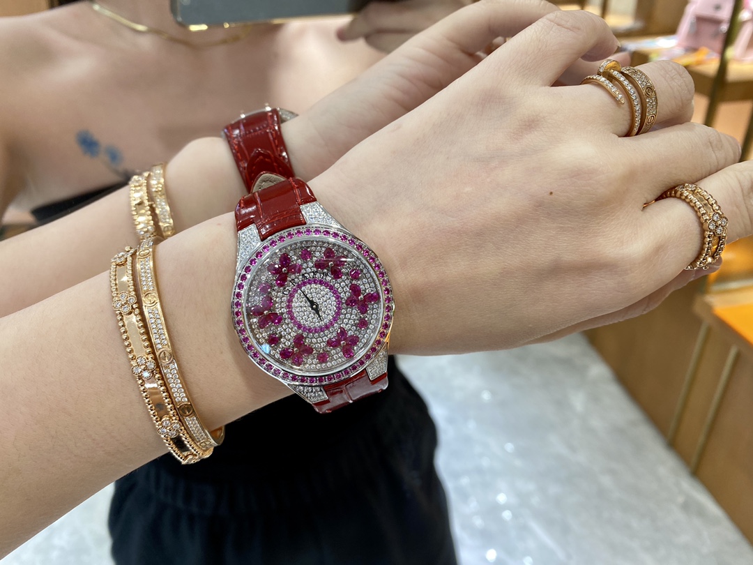 NO:726695,Graff flower timeless watch Graff is the leader in high-end jewelry, ever-changing and dazzling. From the search for raw stones, exquisite cutting, classic design and the use of various top gemstones, the ingenious diamond watch masterpieces size 38MM.,,graff19860909格拉夫(Graff) flower 时来运转腕表 格拉夫(Graff) 是高级珠宝的翘楚,千变万化夺目非凡 从原石的搜寻、精工的切割、经典的设计以及对各种顶级宝石的采用,巧夺天工的钻石腕表佳作 尺寸38MM.,,graff,Watch