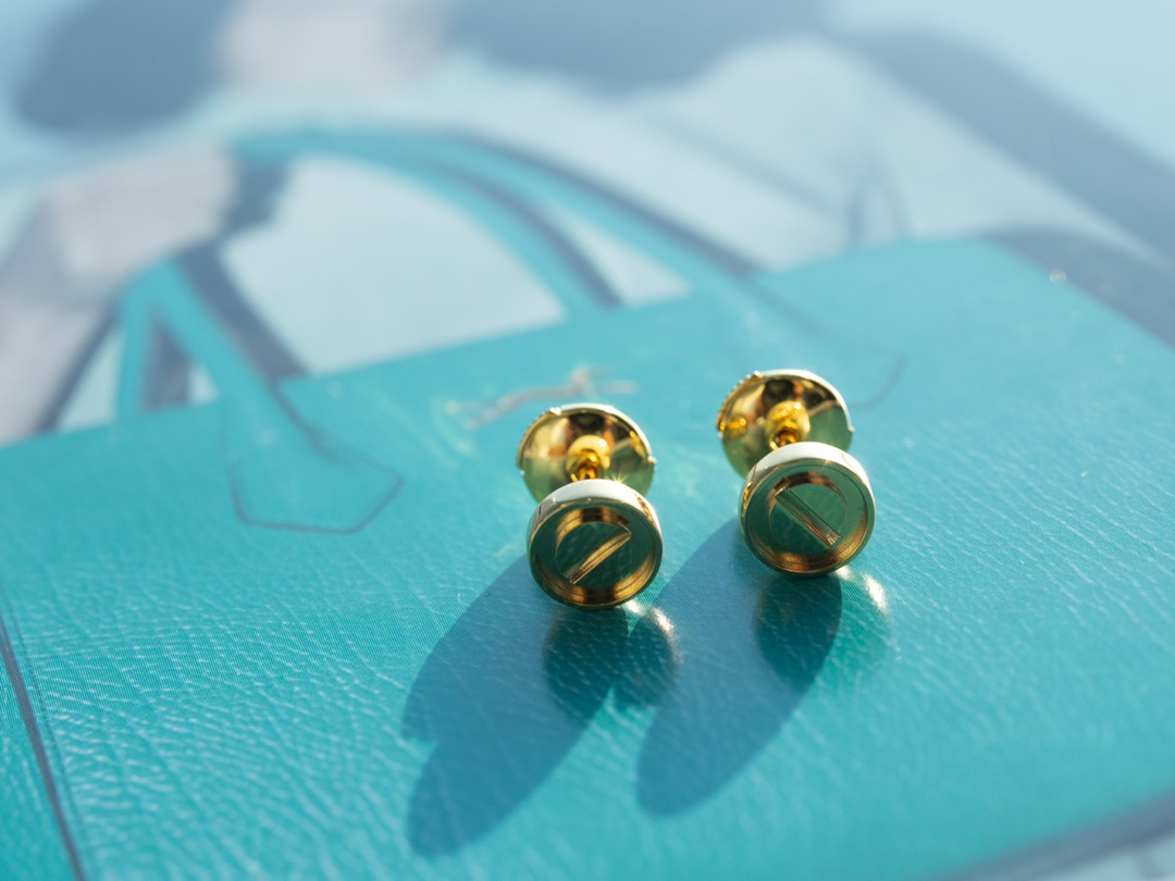 
love耳钉，直径7.2mm。男女日常高端搭配。简单设计加上经典love螺丝印，完美CNC工艺制作，每