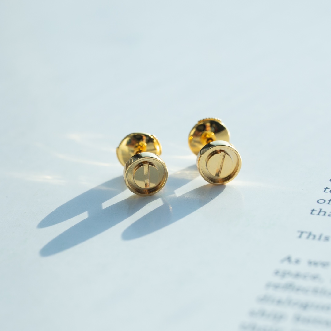 
love耳钉，直径7.2mm。男女日常高端搭配。简单设计加上经典love螺丝印，完美CNC工艺制作，每