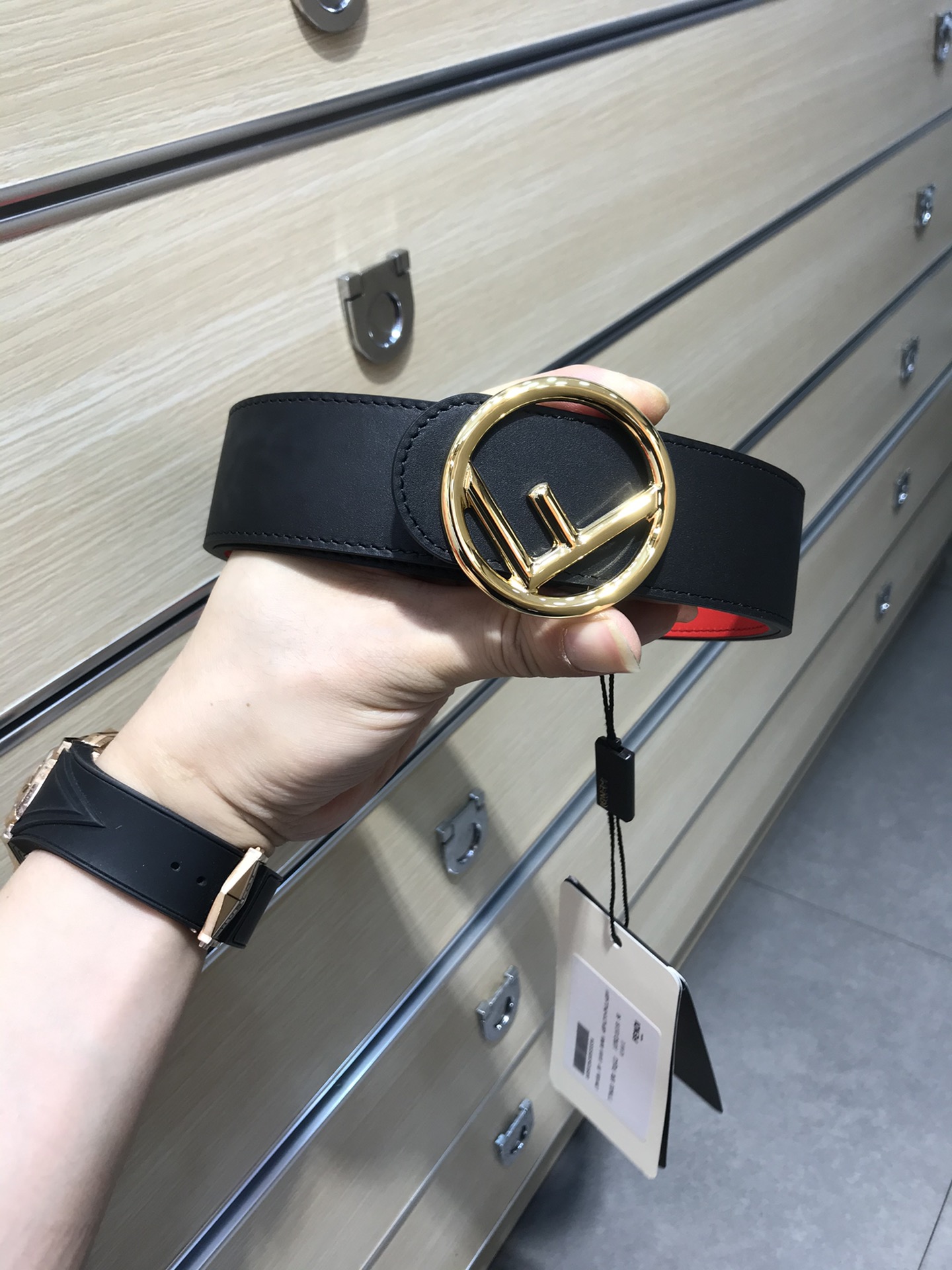 Fendi 五金做工精细 线条流畅 表面光滑 𝐙𝐏电镀工艺 香港通关【𝐇𝐀𝐀𝐒】 进口皮料