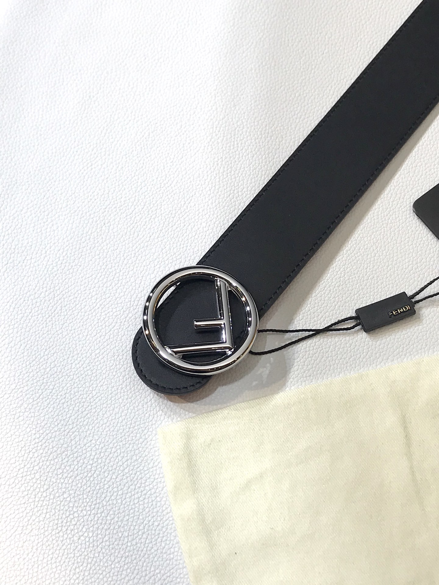 Fendi 五金做工精细 线条流畅 表面光滑 𝐙𝐏电镀工艺 香港通关【𝐇𝐀𝐀𝐒】 进口皮料