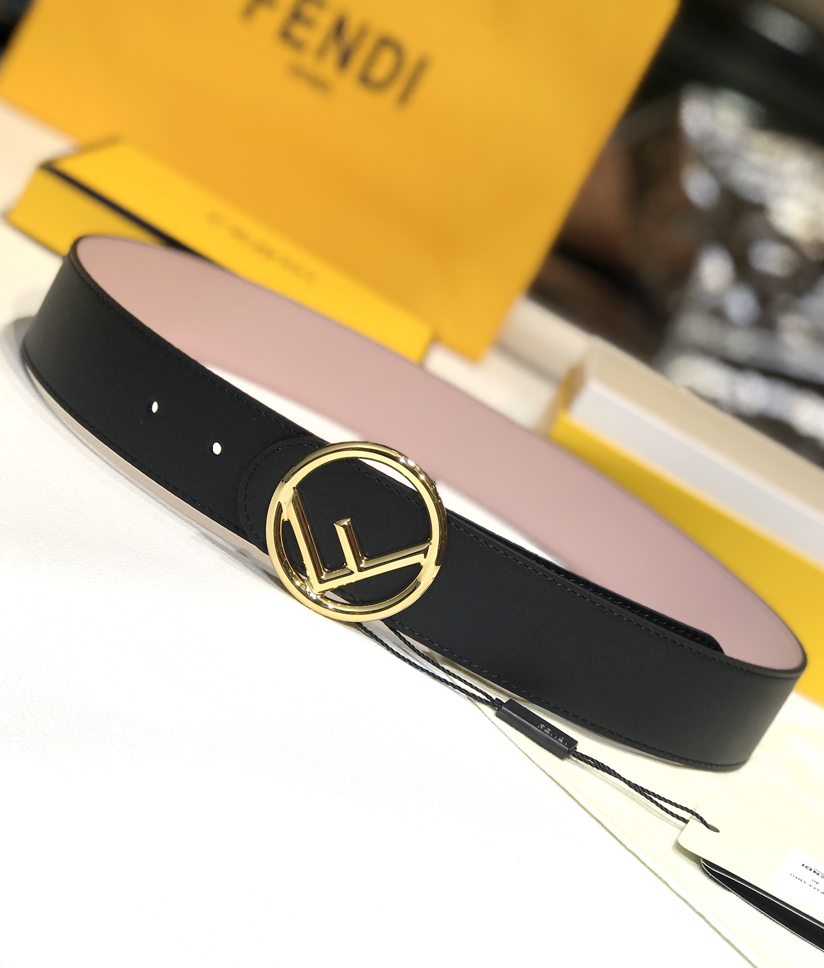Fendi 五金做工精细 线条流畅 表面光滑 𝐙𝐏电镀工艺 香港通关【𝐇𝐀𝐀𝐒】 进口皮料