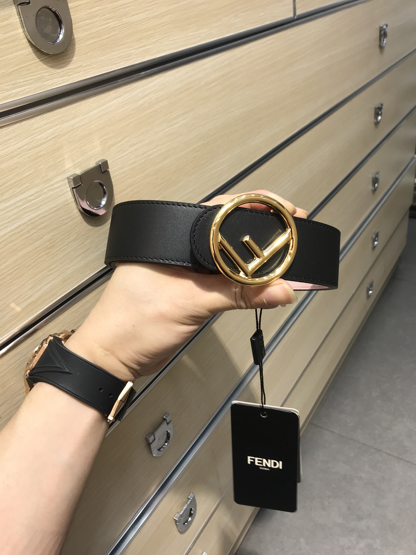 Fendi 五金做工精细 线条流畅 表面光滑 𝐙𝐏电镀工艺 香港通关【𝐇𝐀𝐀𝐒】 进口皮料