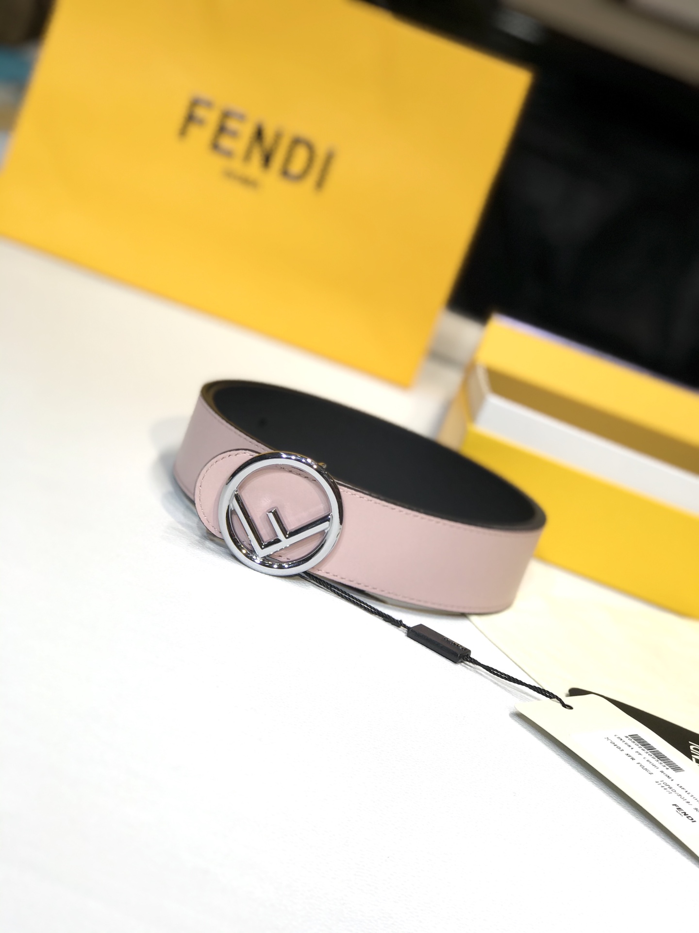 Fendi 五金做工精细 线条流畅 表面光滑 𝐙𝐏电镀工艺 香港通关【𝐇𝐀𝐀𝐒】 进口皮料