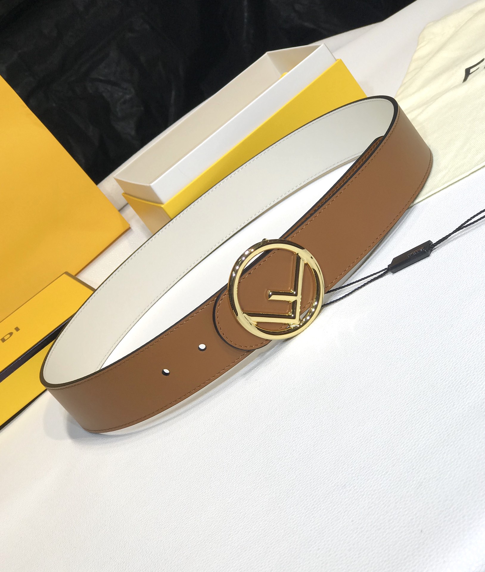 Fendi 五金做工精细 线条流畅 表面光滑 𝐙𝐏电镀工艺 香港通关【𝐇𝐀𝐀𝐒】 进口皮料