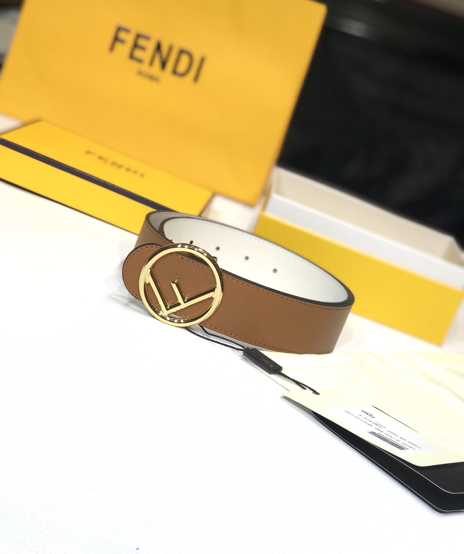 Fendi 五金做工精细 线条流畅 表面光滑 𝐙𝐏电镀工艺 香港通关【𝐇𝐀𝐀𝐒】 进口皮料