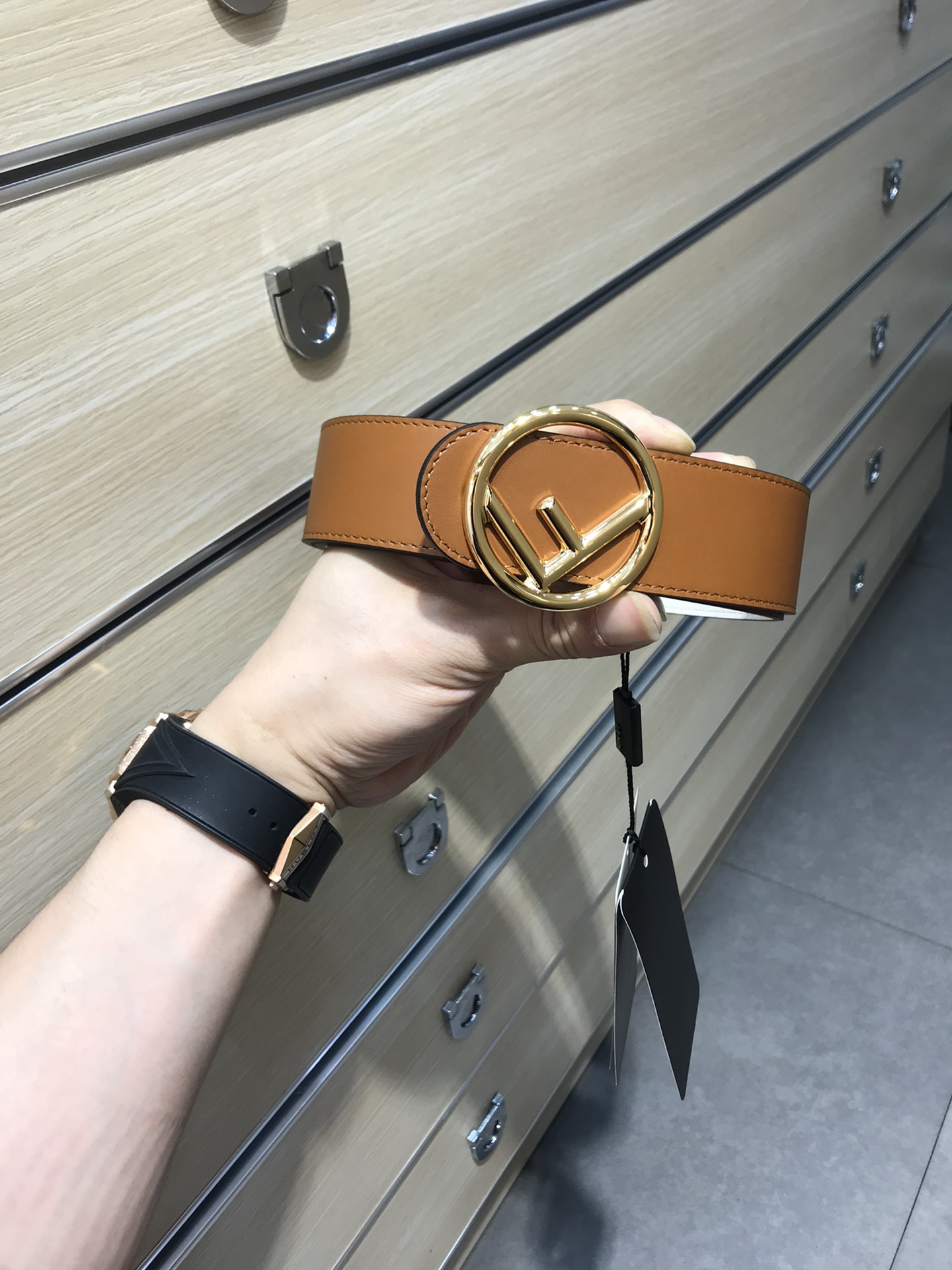 Fendi 五金做工精细 线条流畅 表面光滑 𝐙𝐏电镀工艺 香港通关【𝐇𝐀𝐀𝐒】 进口皮料